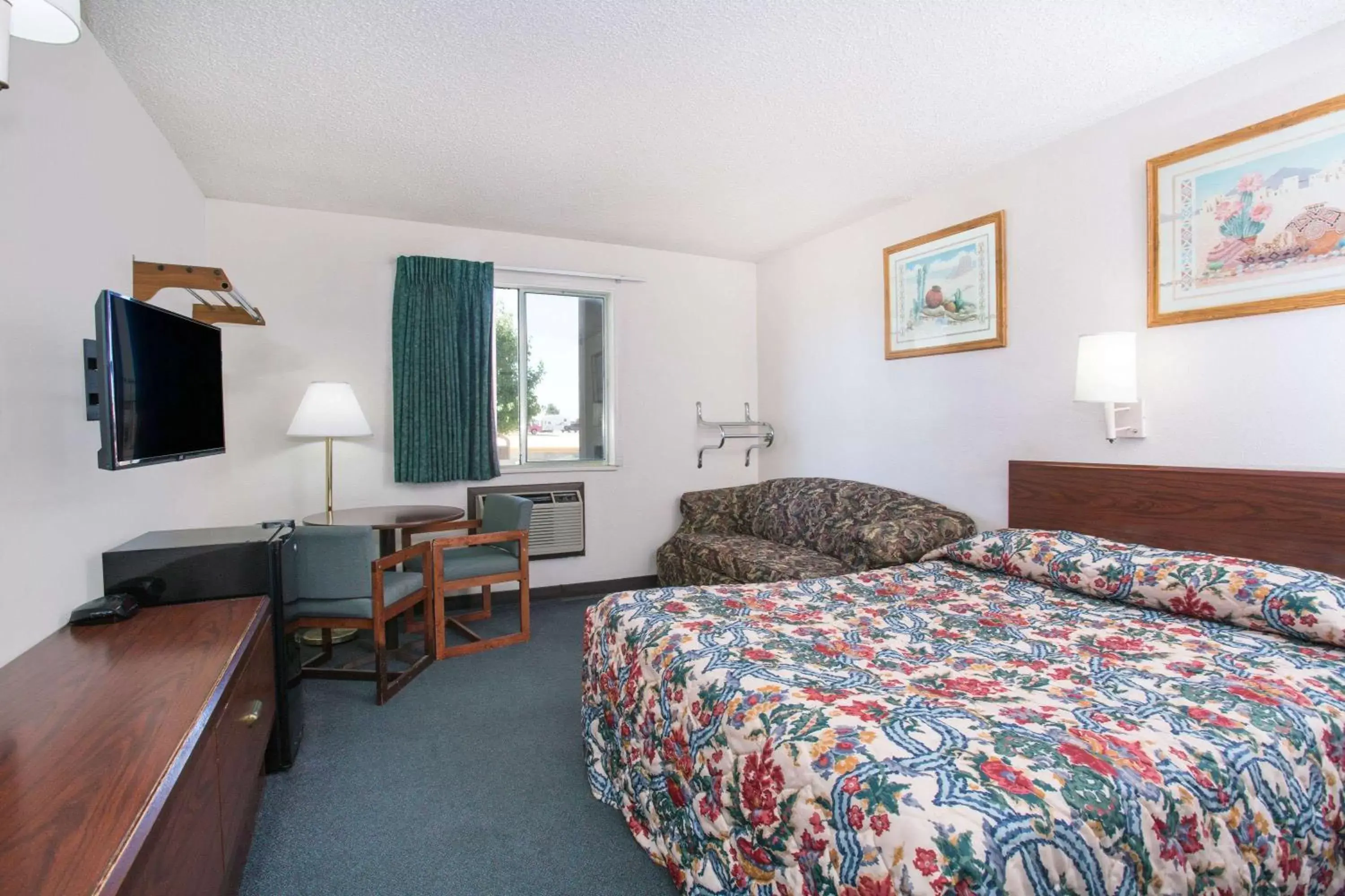 Photo of the whole room, Bed in Super 8 by Wyndham Limon