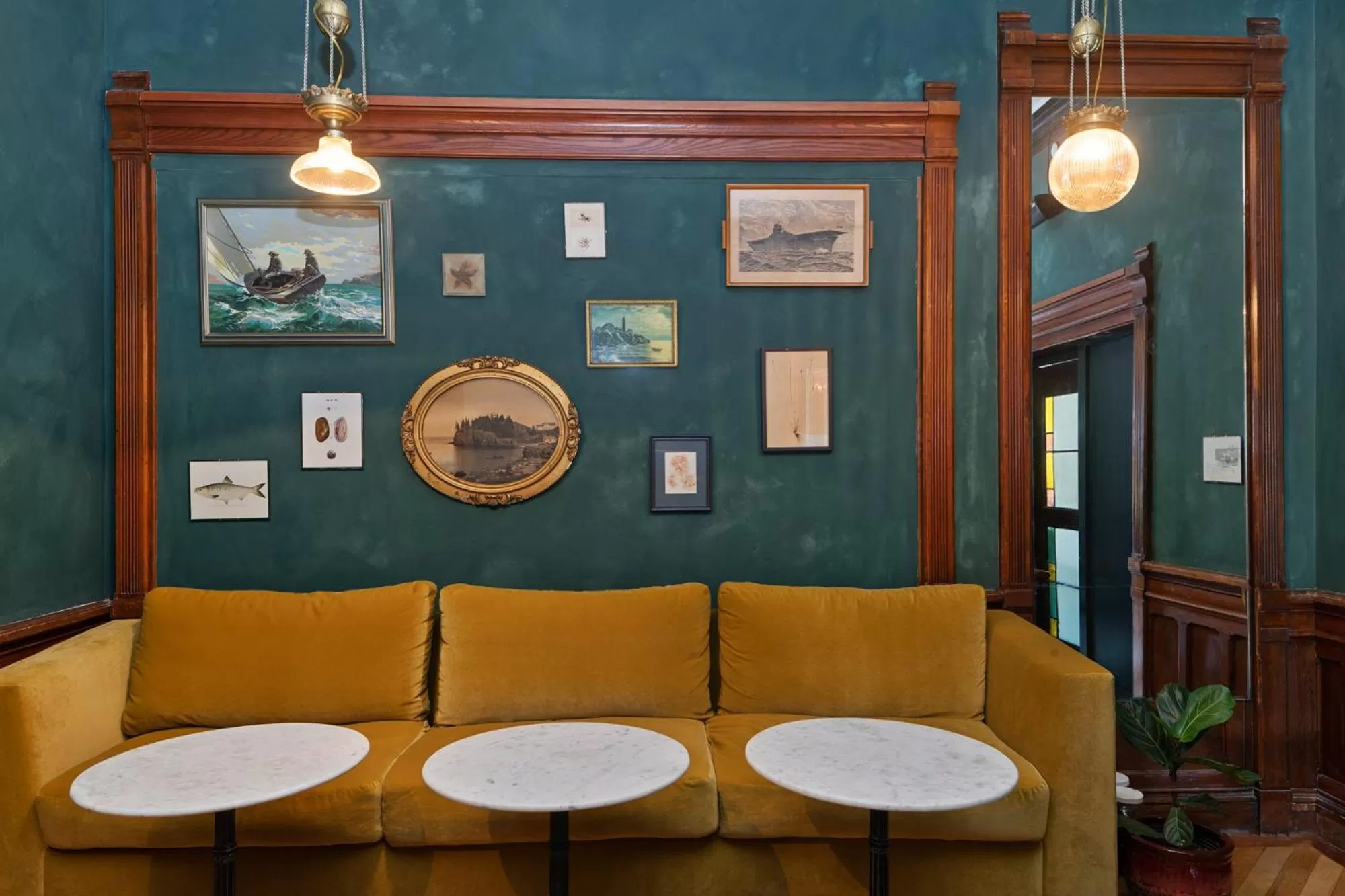 Communal lounge/ TV room in The Francis Hotel