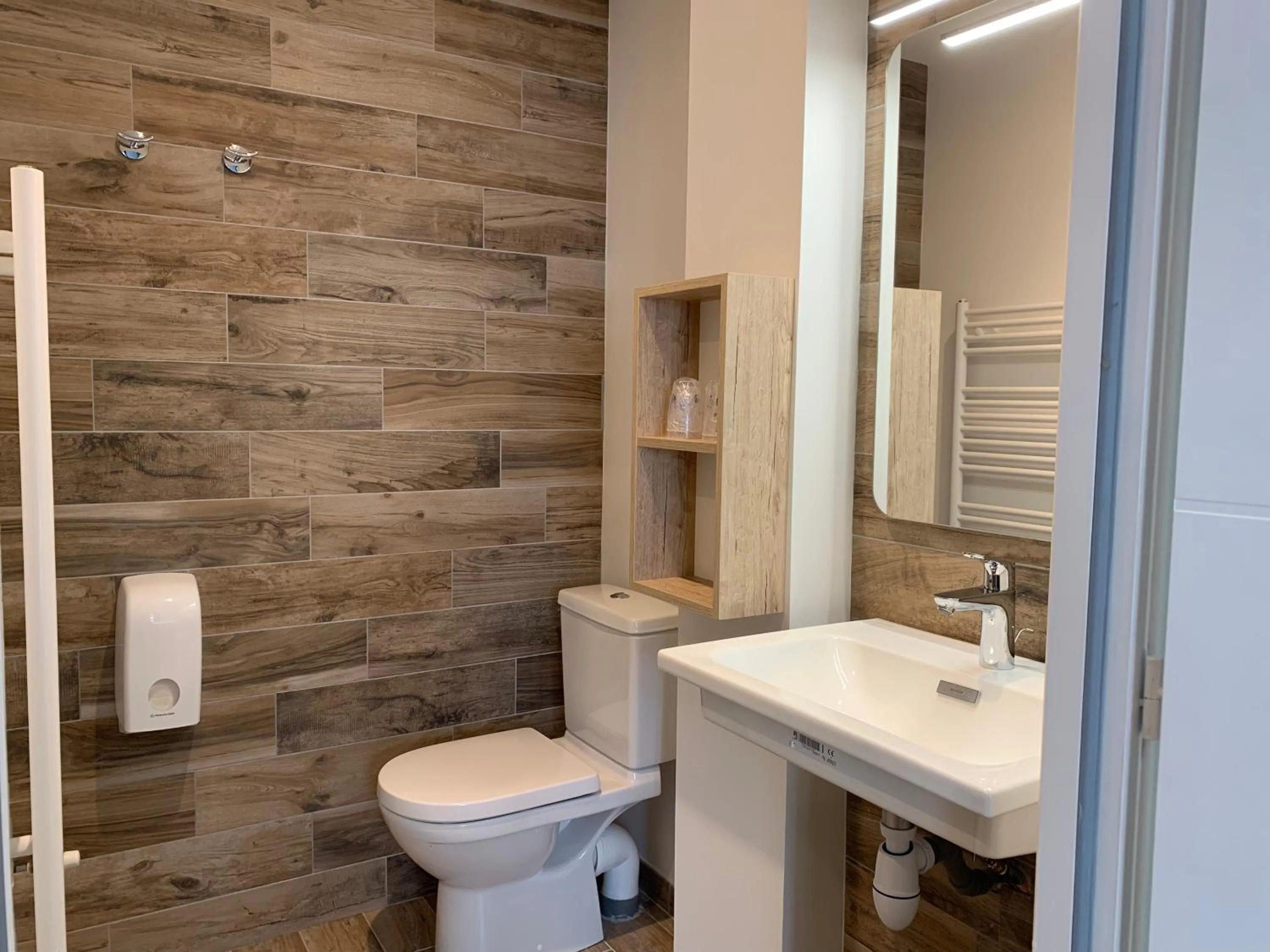 Toilet in Brit Hôtel Confort Cléria Lorient Centre