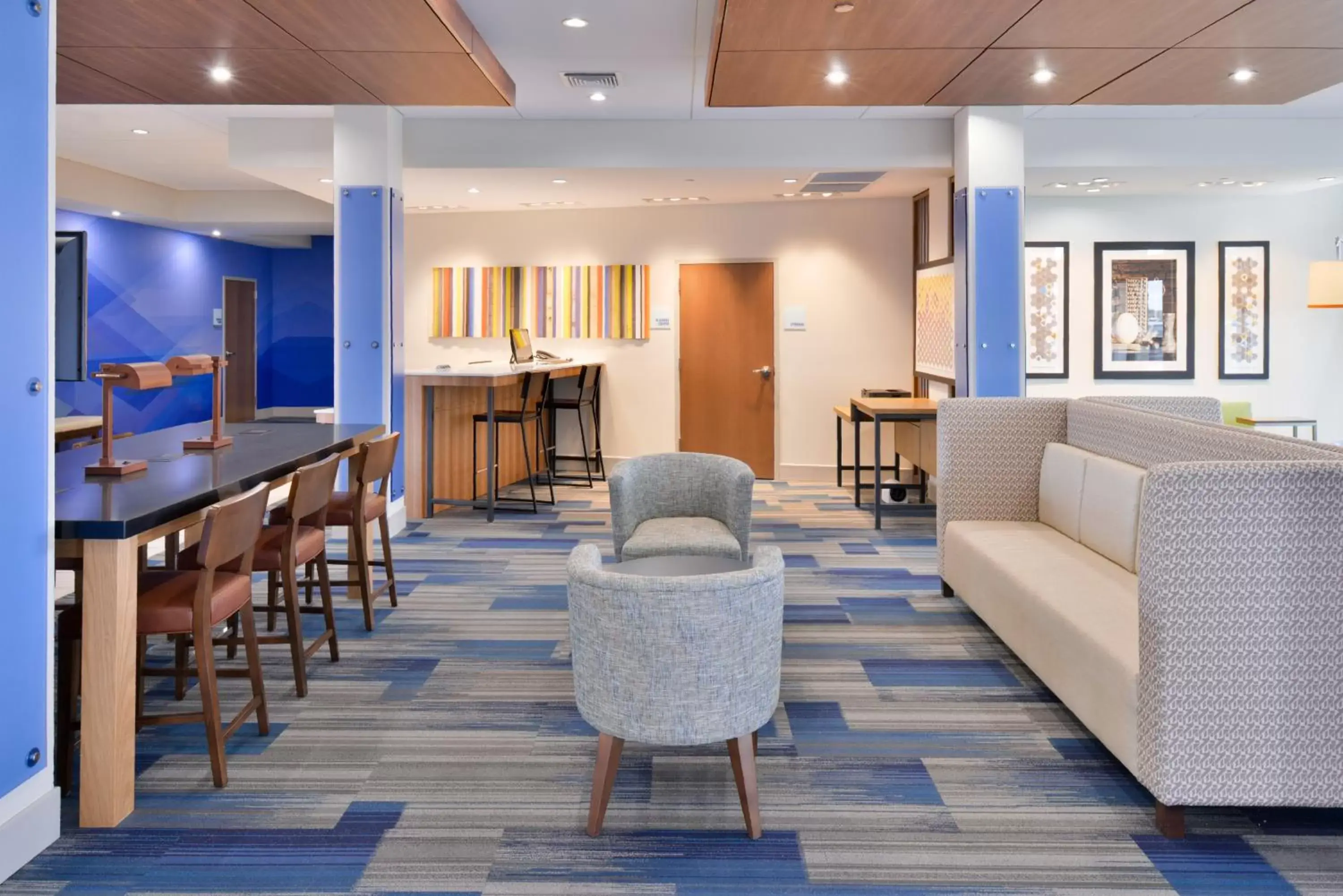 Property building, Lounge/Bar in Holiday Inn Express & Suites Madison, an IHG Hotel