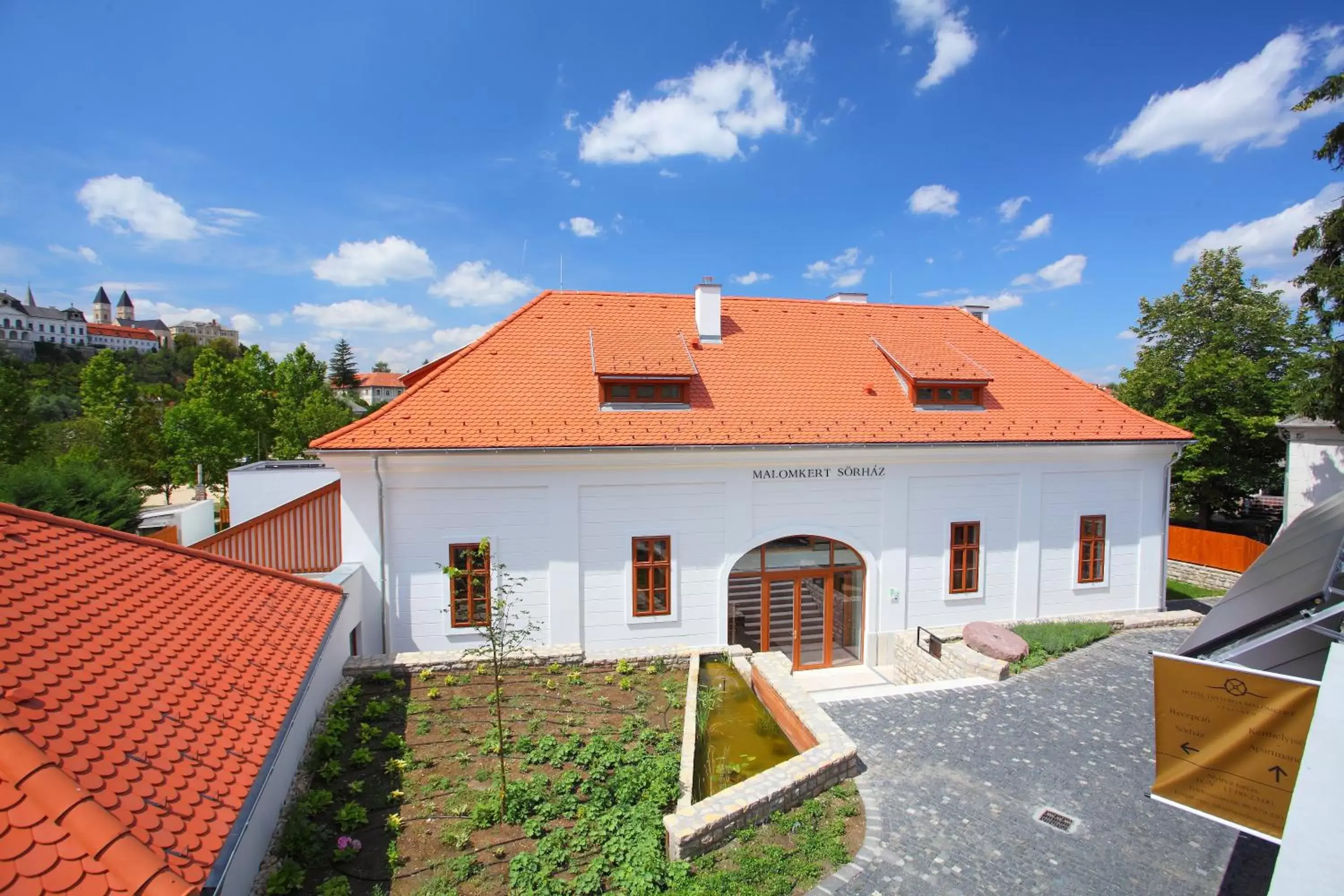 Facade/entrance, Property Building in Hotel Historia Malomkert