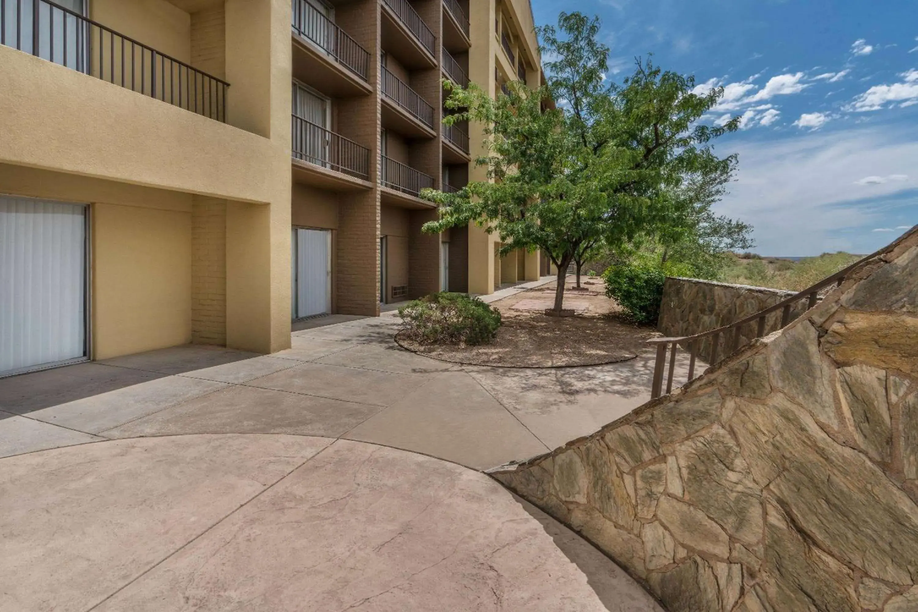 Inner courtyard view in Howard Johnson by Wyndham Albuquerque Midtown