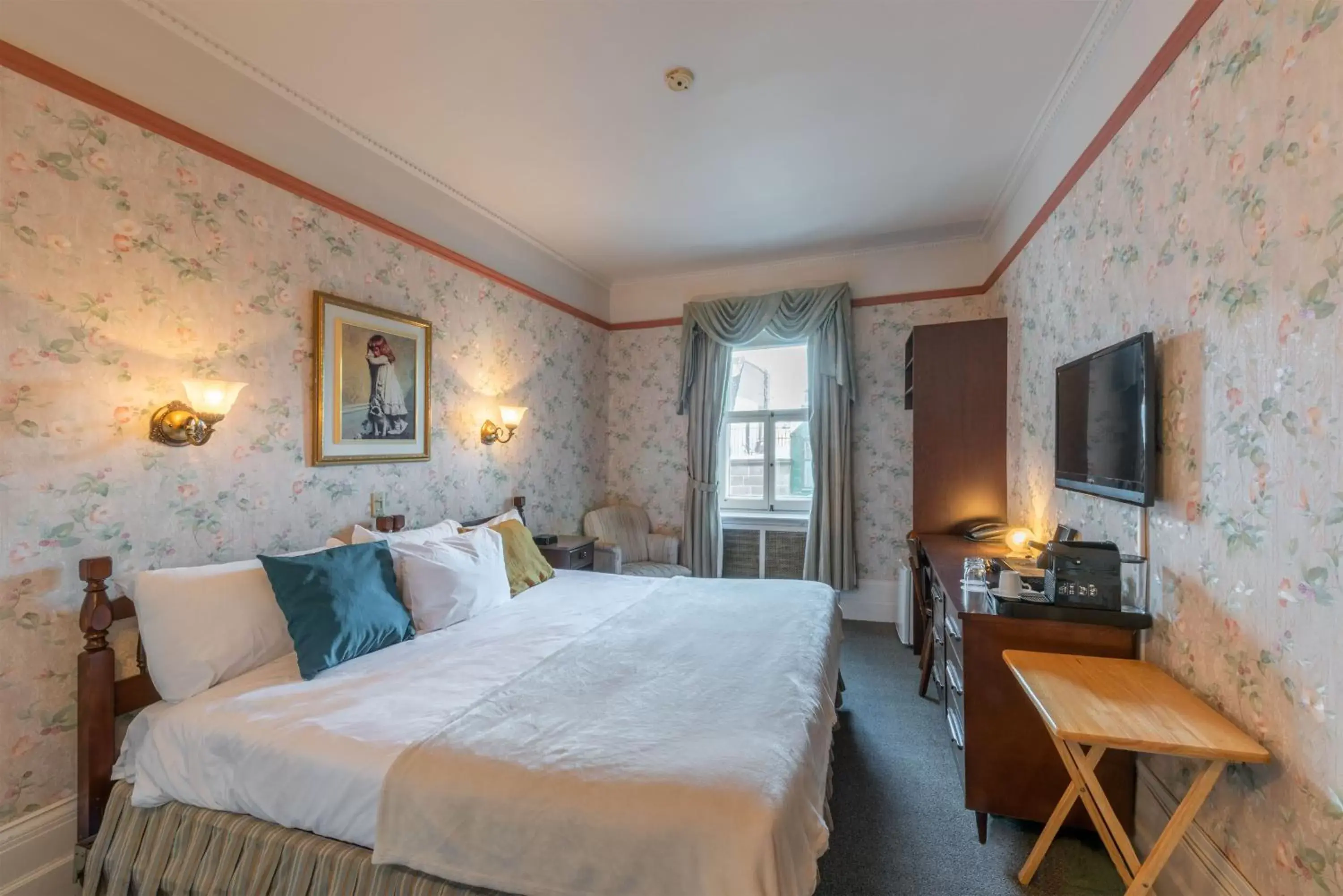 Bedroom in Le Chateau de Pierre