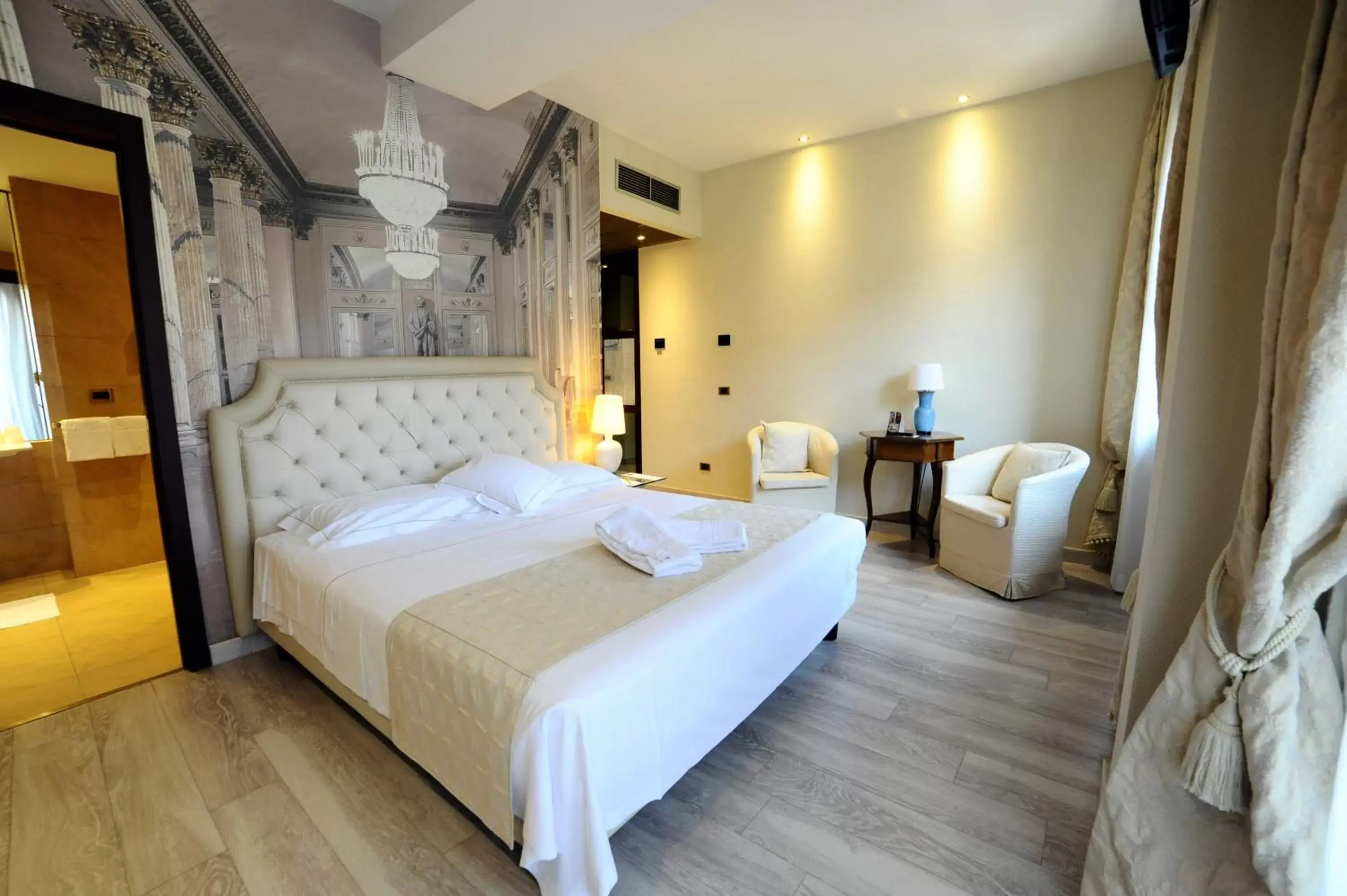 Bedroom, Bed in Hotel Pierre Milano