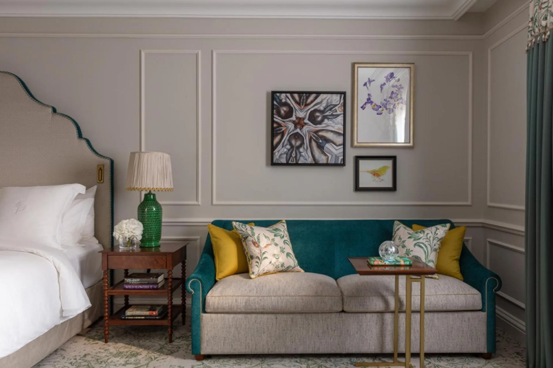 Living room in Four Seasons Hotel Hampshire