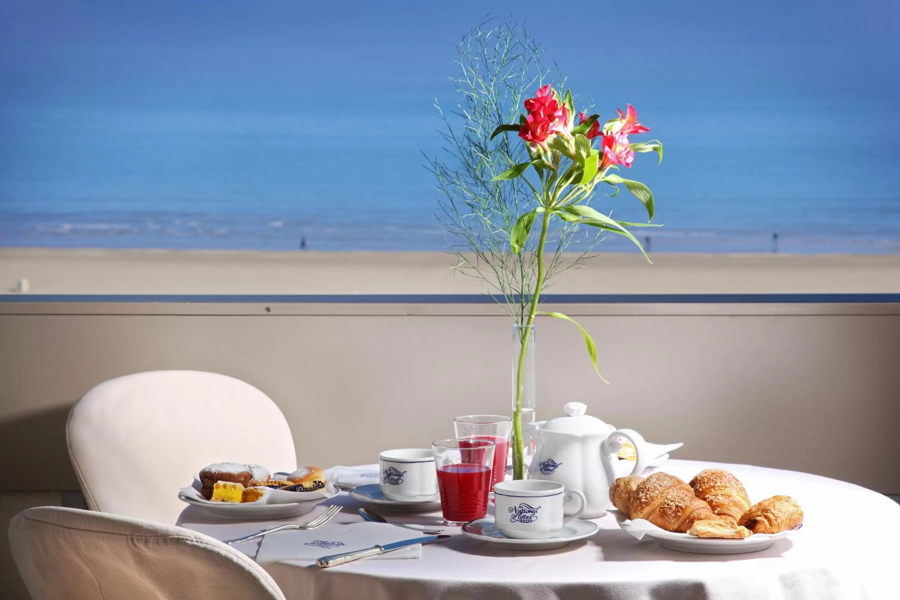 Restaurant/places to eat in National Hotel