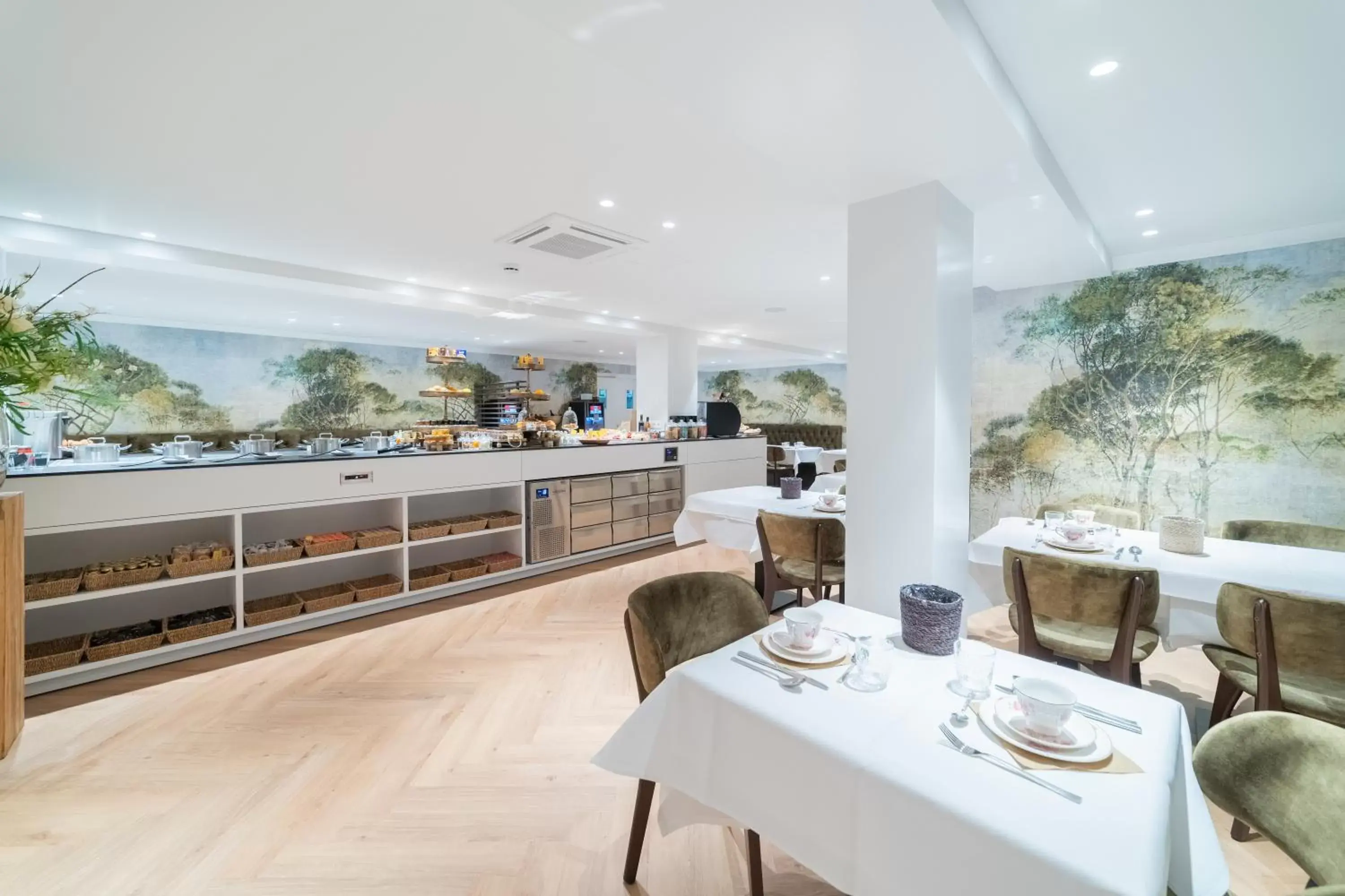 Breakfast, Restaurant/Places to Eat in Grand Hotel Normandy by CW Hotel Collection