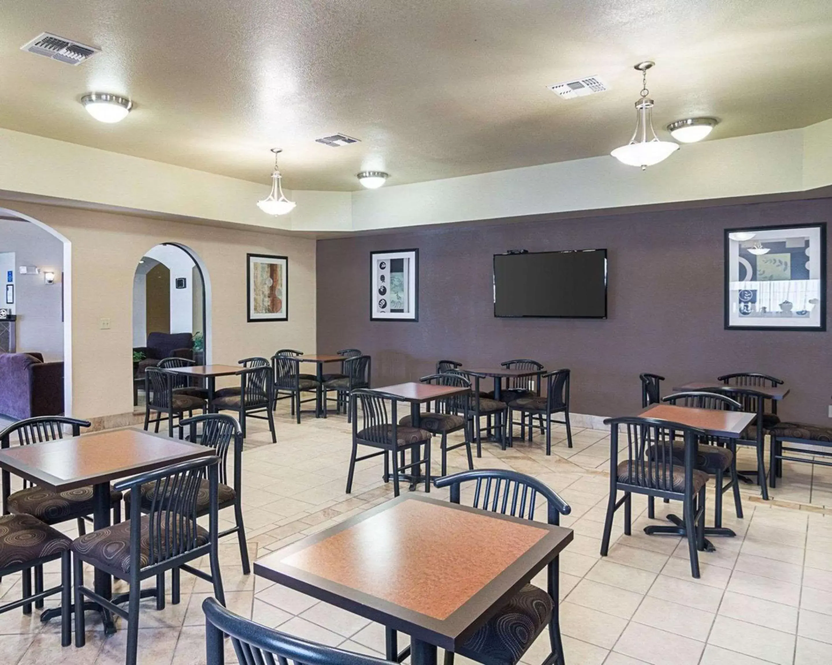 Restaurant/Places to Eat in Comfort Inn I-20 Midland Stanton