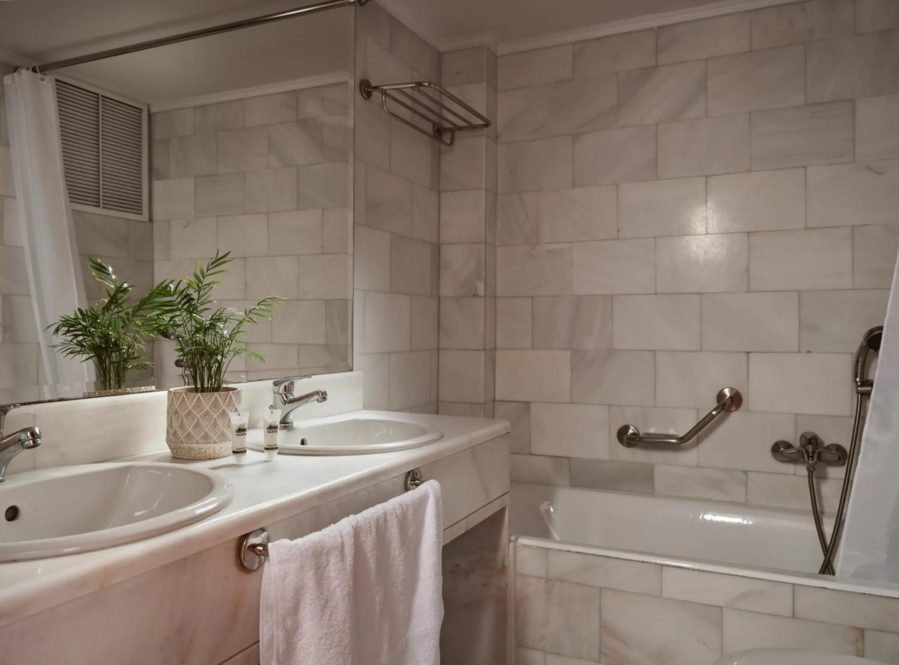 Bath, Bathroom in Strada Marina Hotel