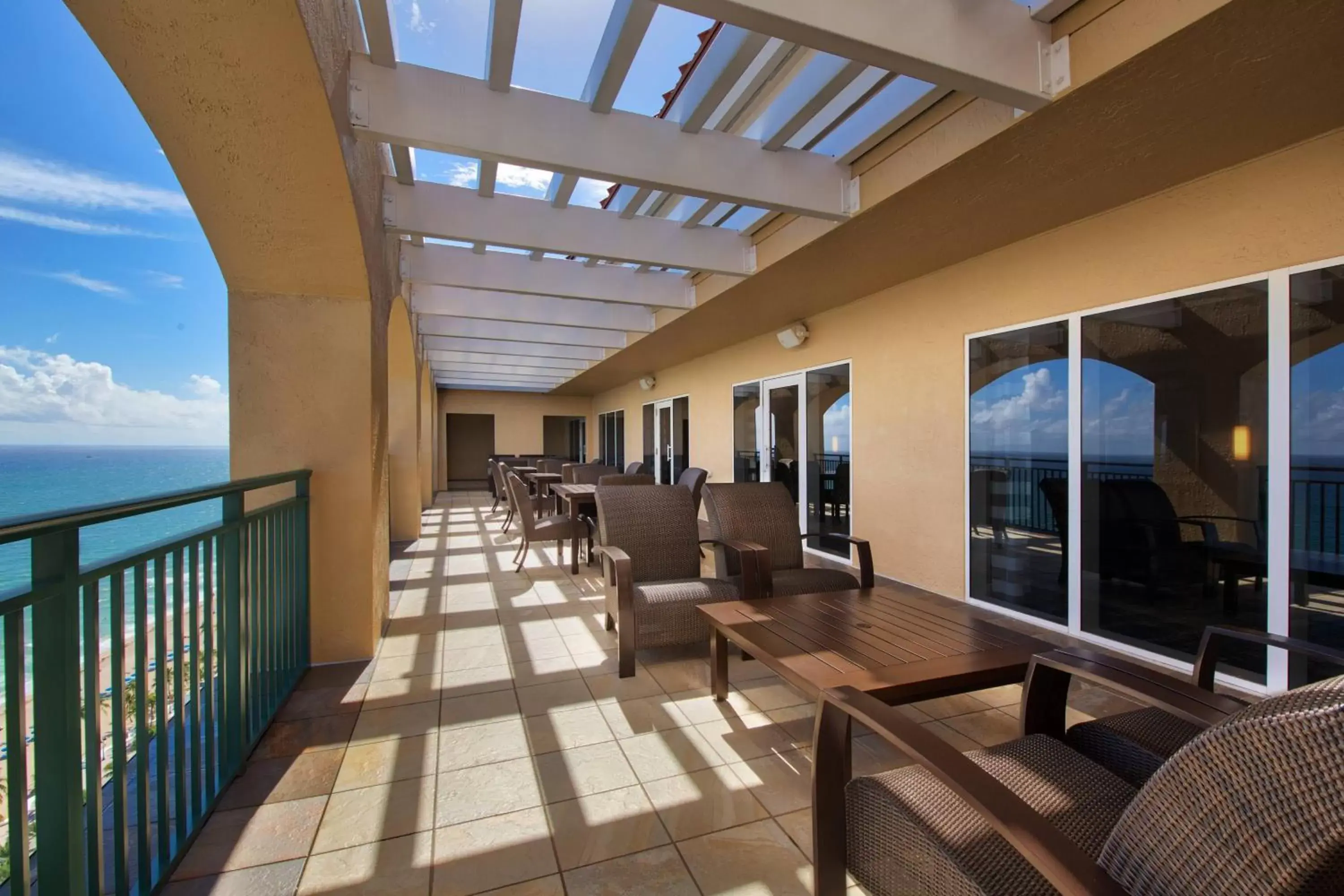 Lounge or bar, Balcony/Terrace in Marriott's BeachPlace Towers