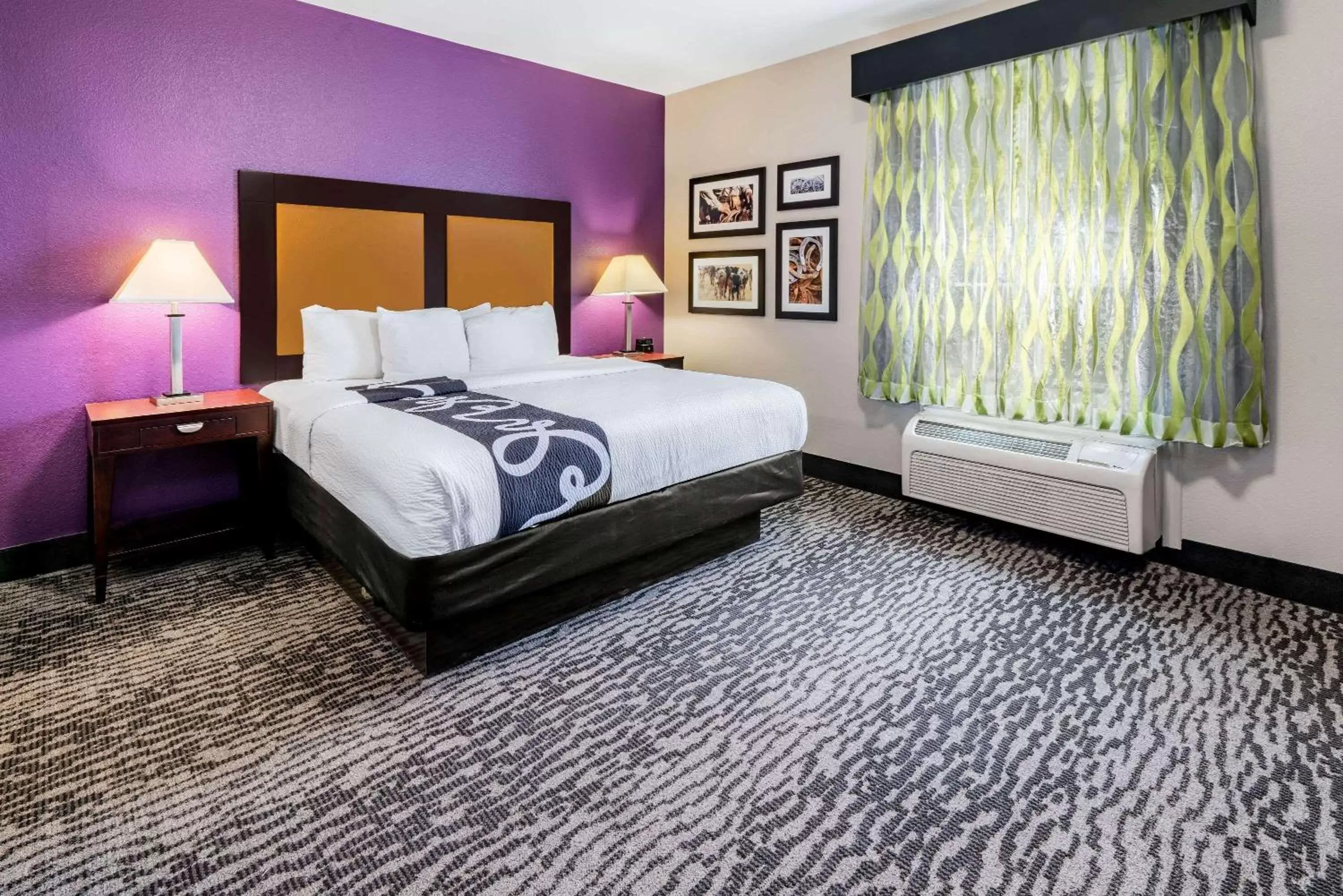 Photo of the whole room, Bed in La Quinta by Wyndham DFW Airport West - Bedford