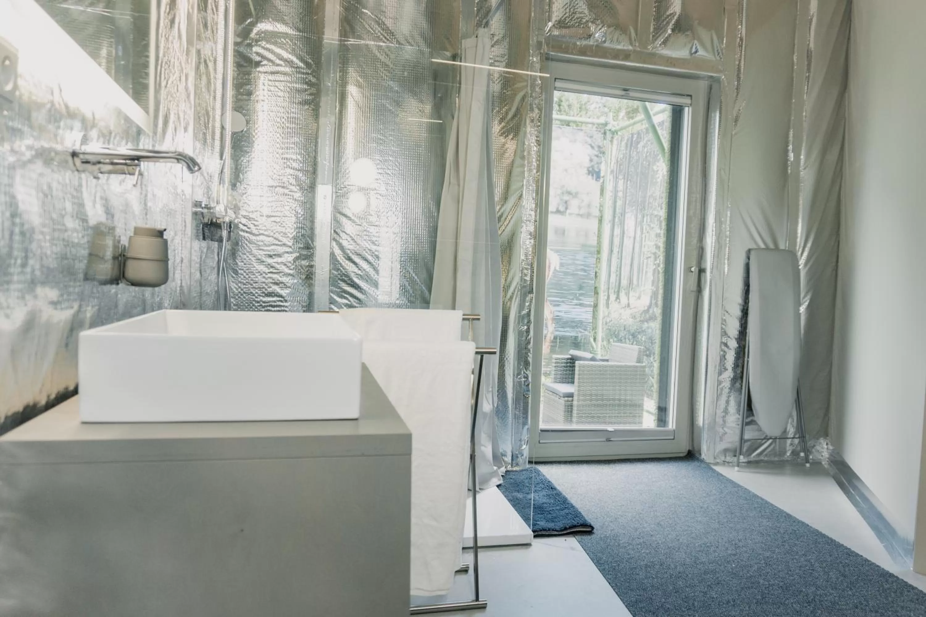 Bathroom, Bed in Hotel 49