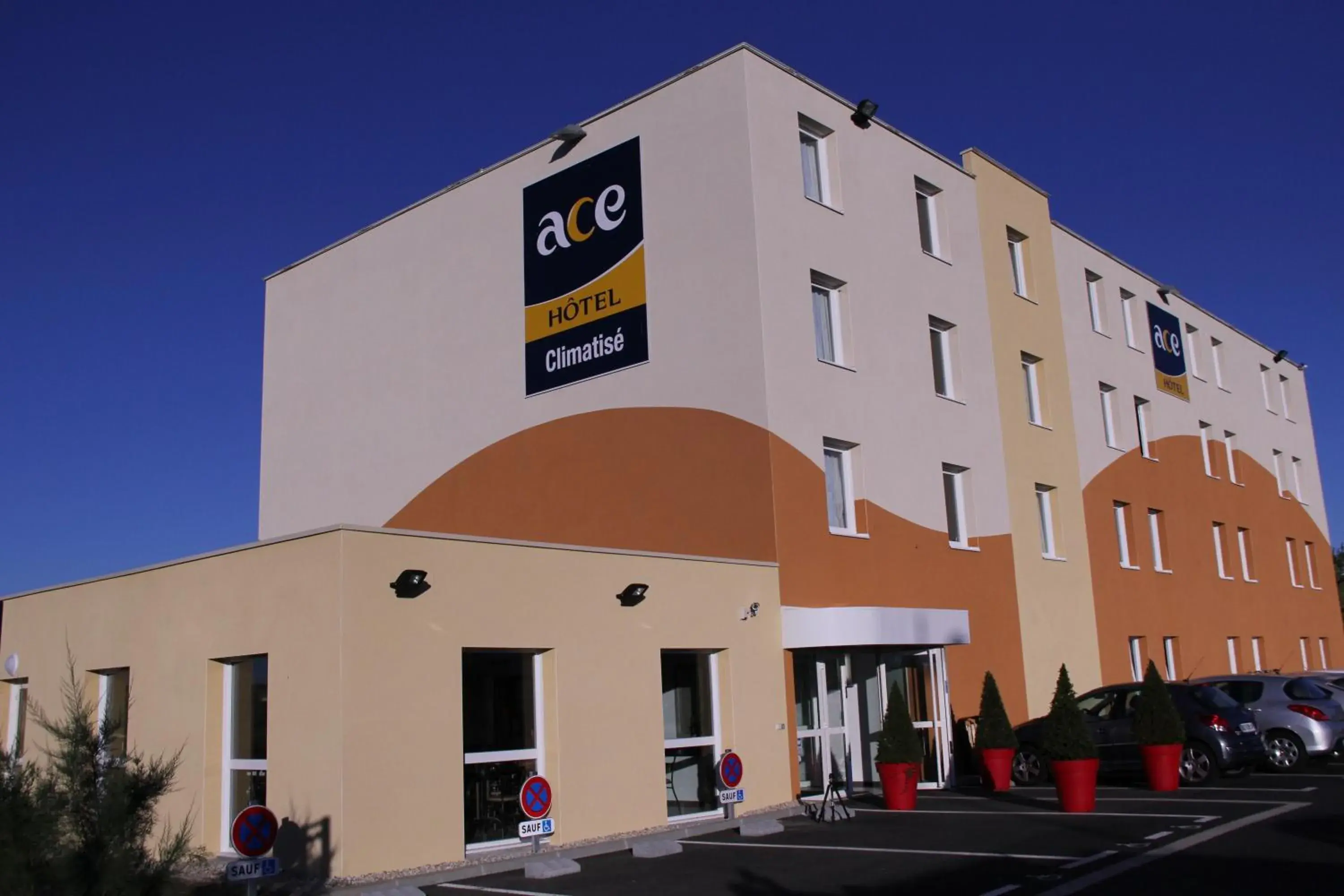 Facade/entrance, Property Building in Ace Hotel Chateauroux