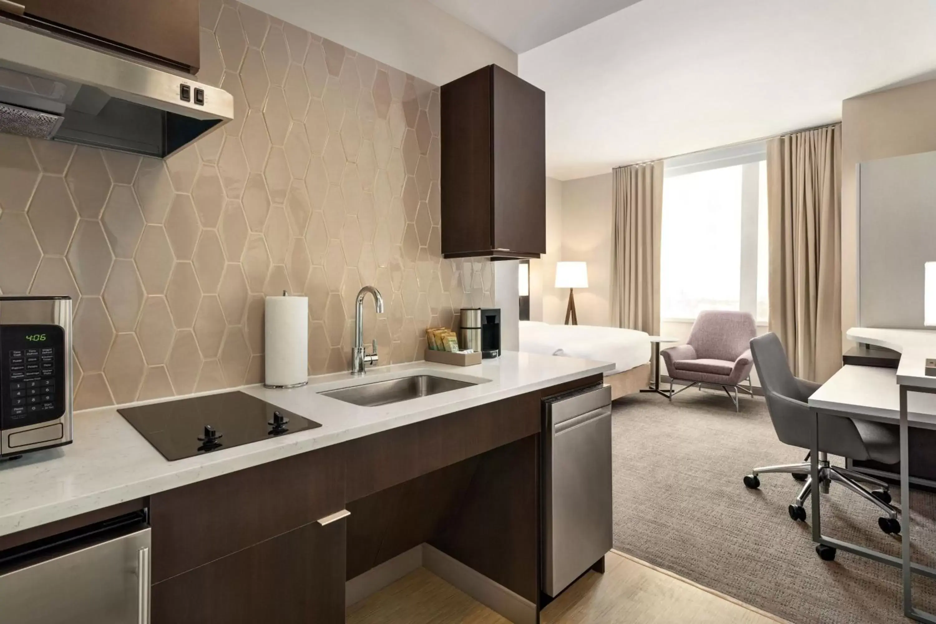 Photo of the whole room, Kitchen/Kitchenette in Residence Inn by Marriott New York JFK Airport