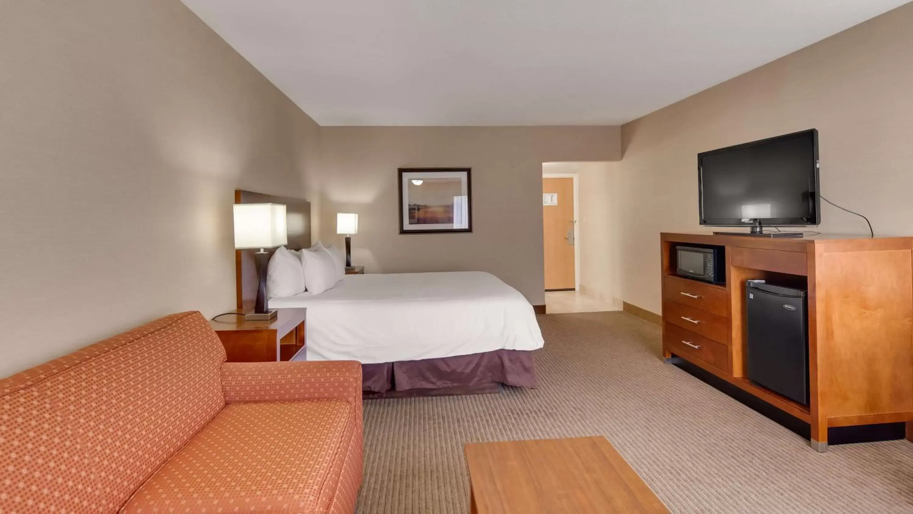 Photo of the whole room, TV/Entertainment Center in Best Western Cotton Tree Inn