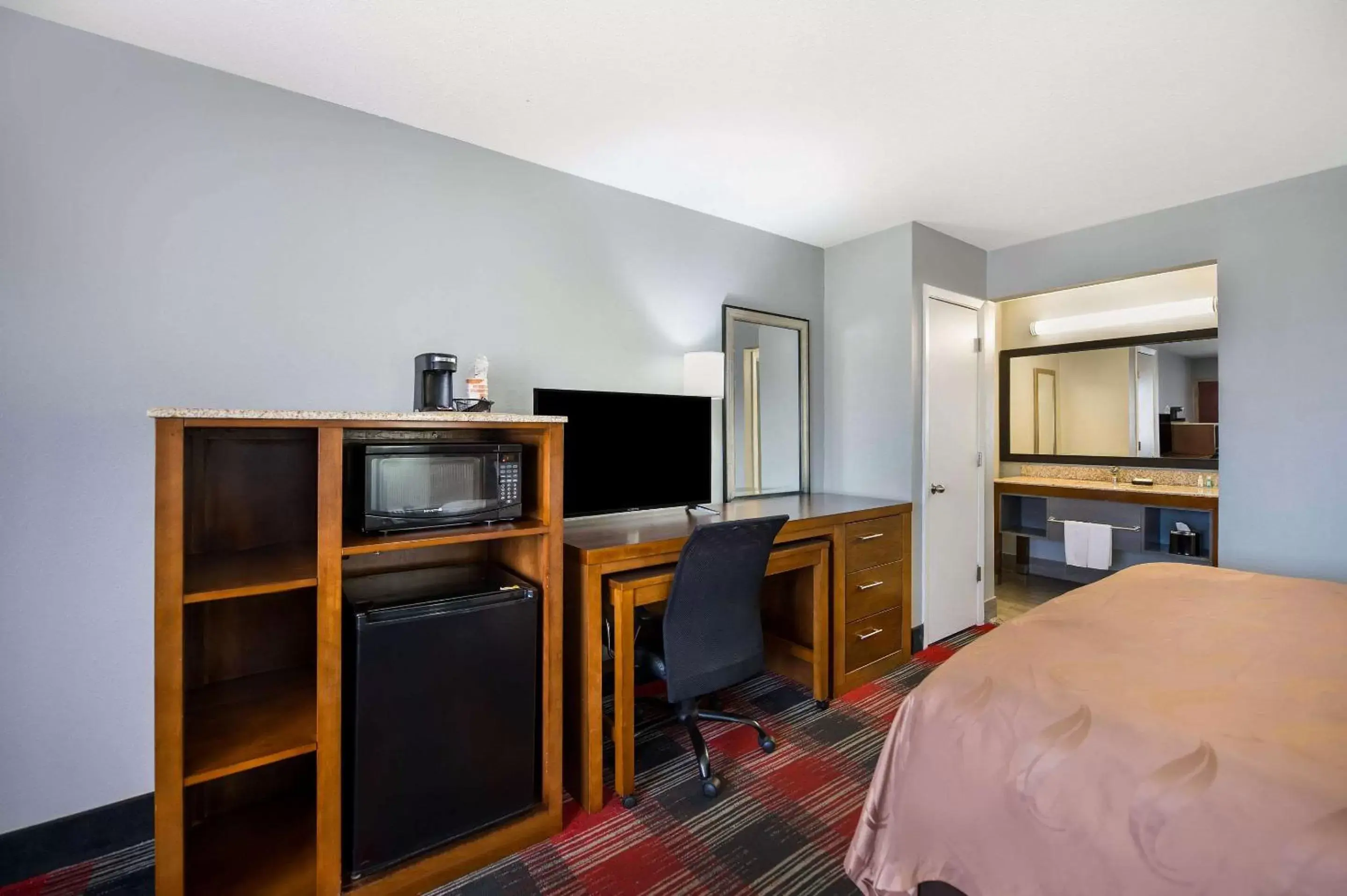 Bedroom, TV/Entertainment Center in Quality Inn near Parc Natchitoches