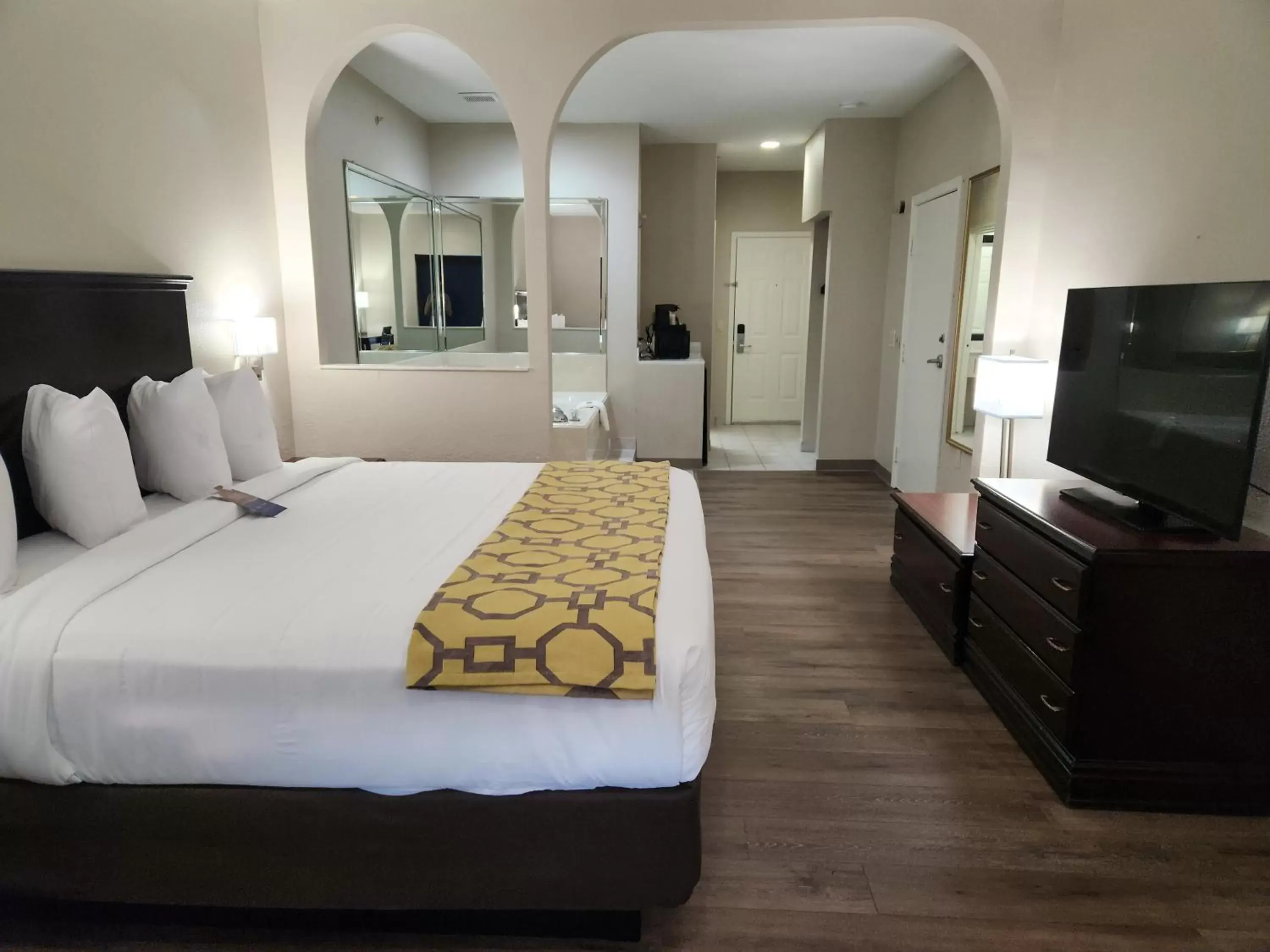 Bed, TV/Entertainment Center in Baymont by Wyndham Houston Brookhollow