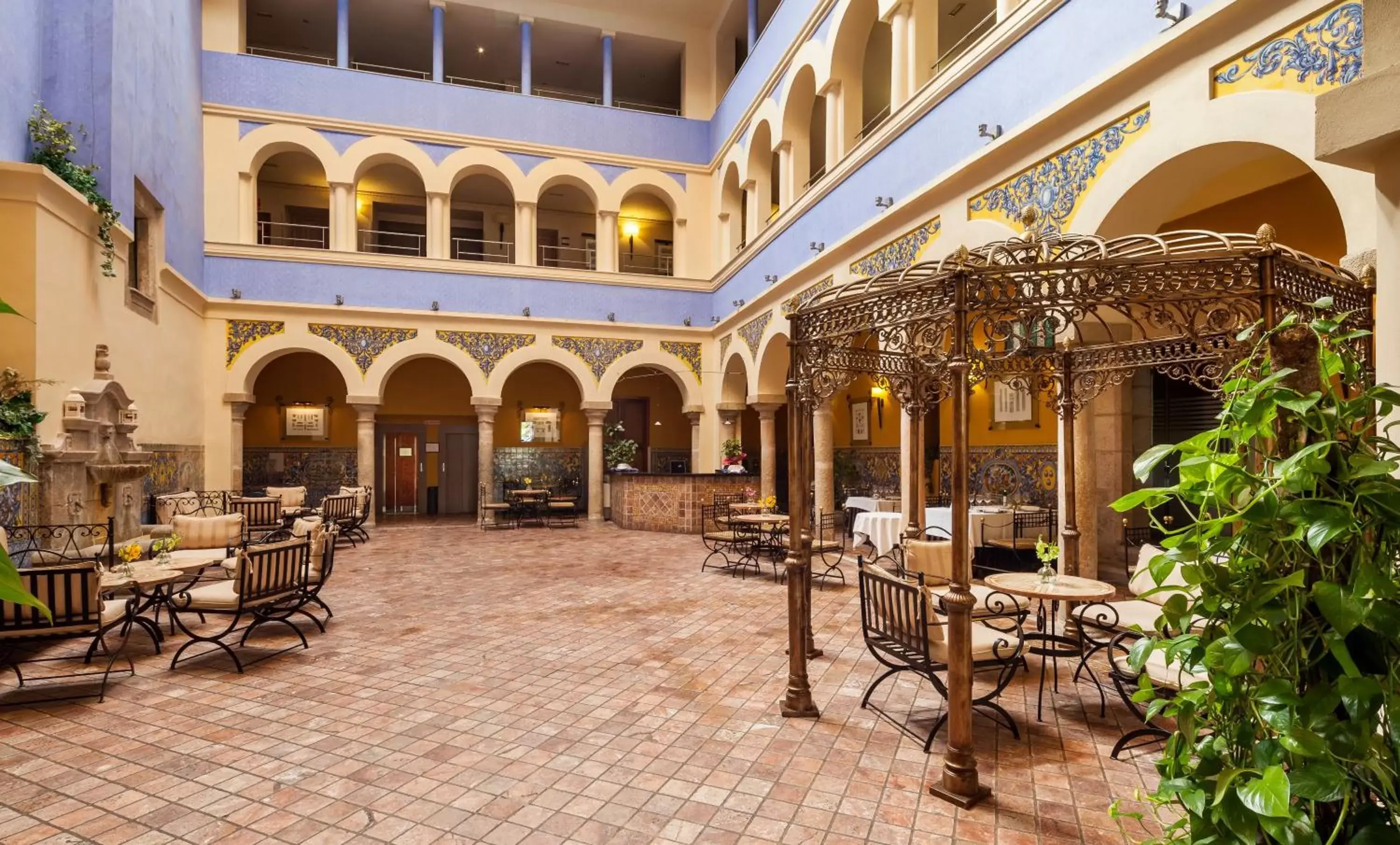 Lobby or reception in Hotel Ilunion Mérida Palace