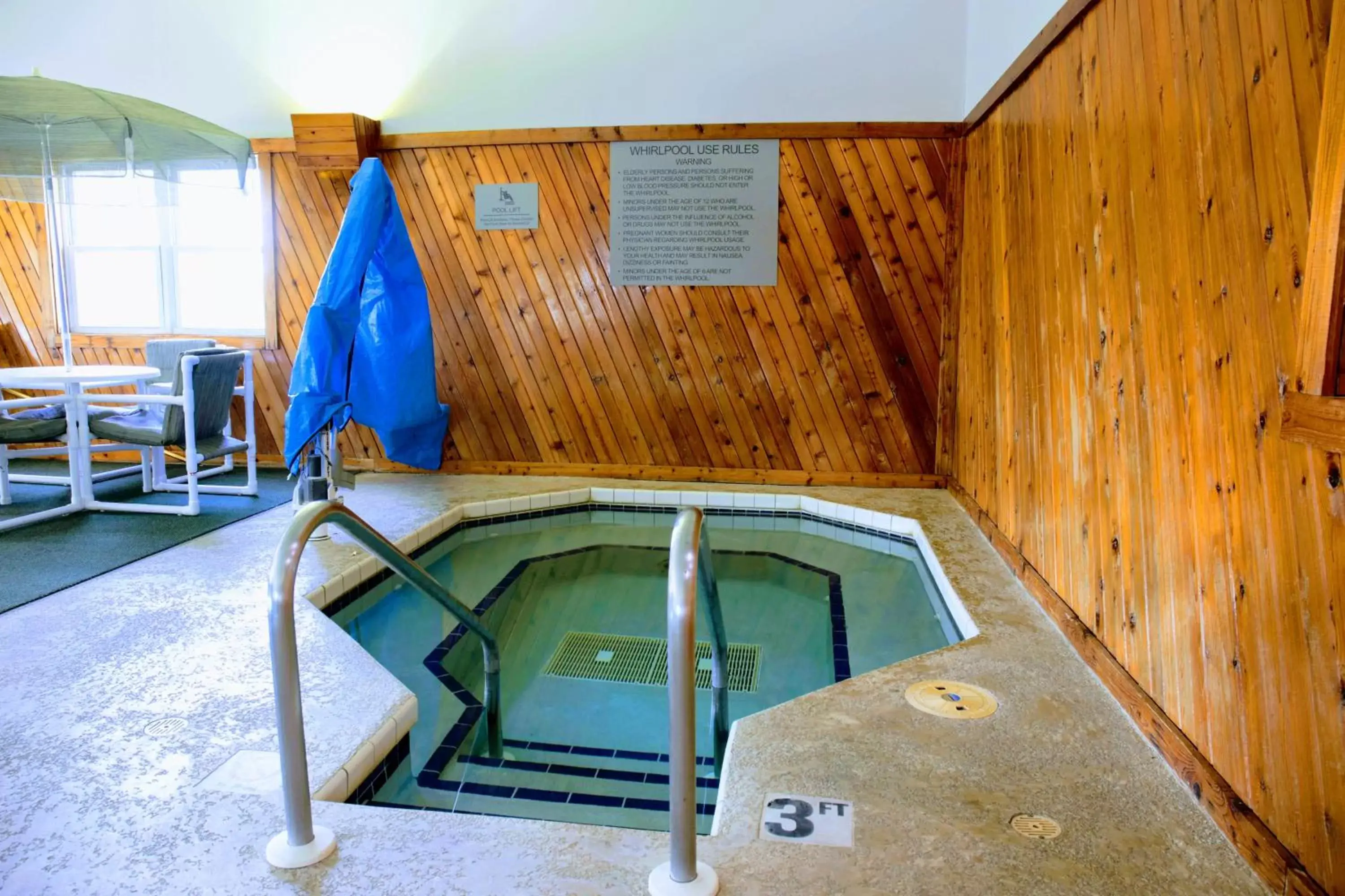 Hot Tub, Swimming Pool in Country Inn & Suites by Radisson, Sparta, WI