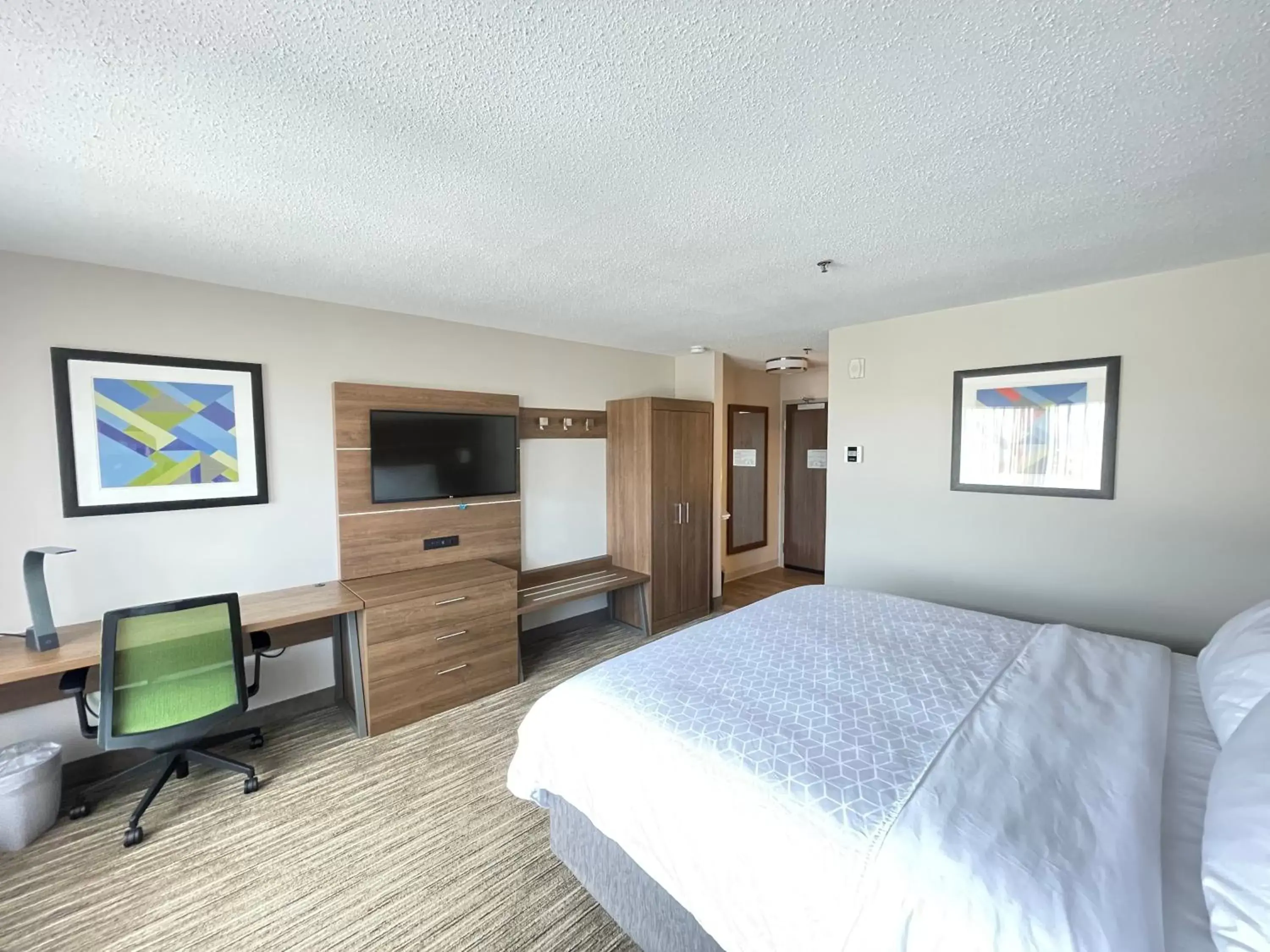Photo of the whole room in Holiday Inn Express South Burlington, an IHG Hotel