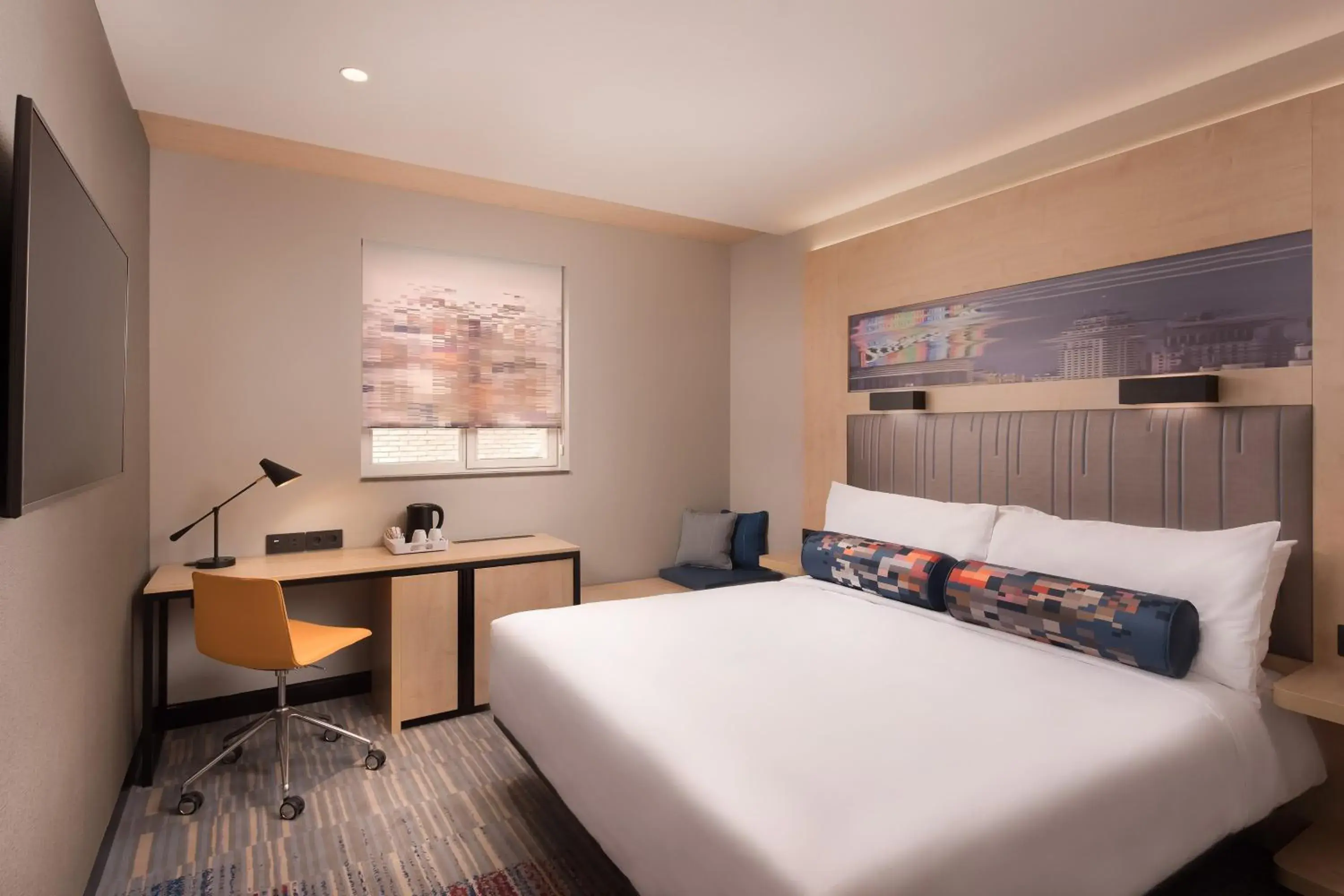 Photo of the whole room, Bed in Aloft Madrid Gran Via