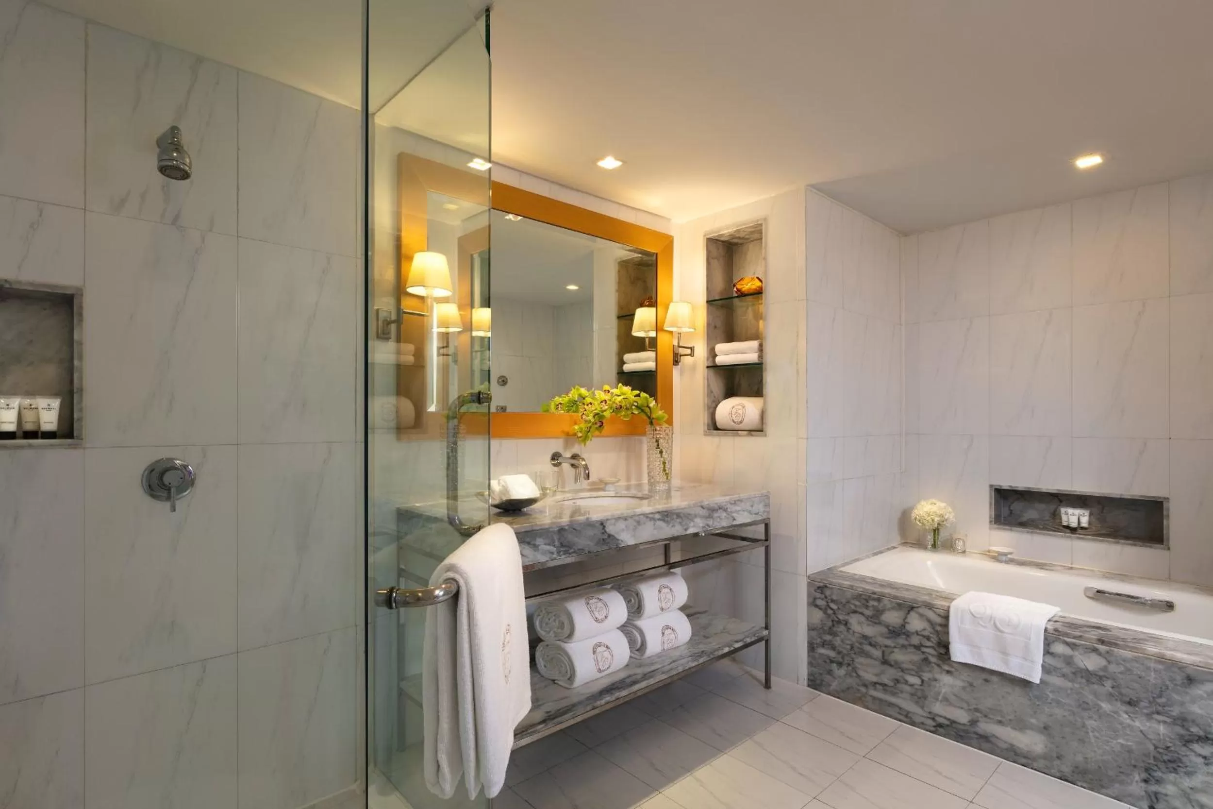 Shower, Bed in lebua at State Tower