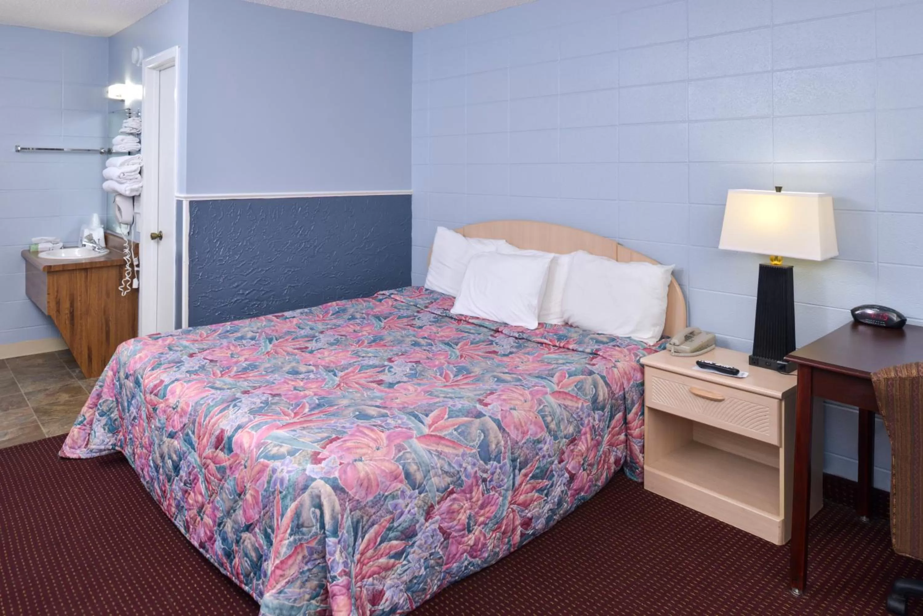 Bedroom, Bed in Americas Best Value Inn & Suites Branson - Near the Strip