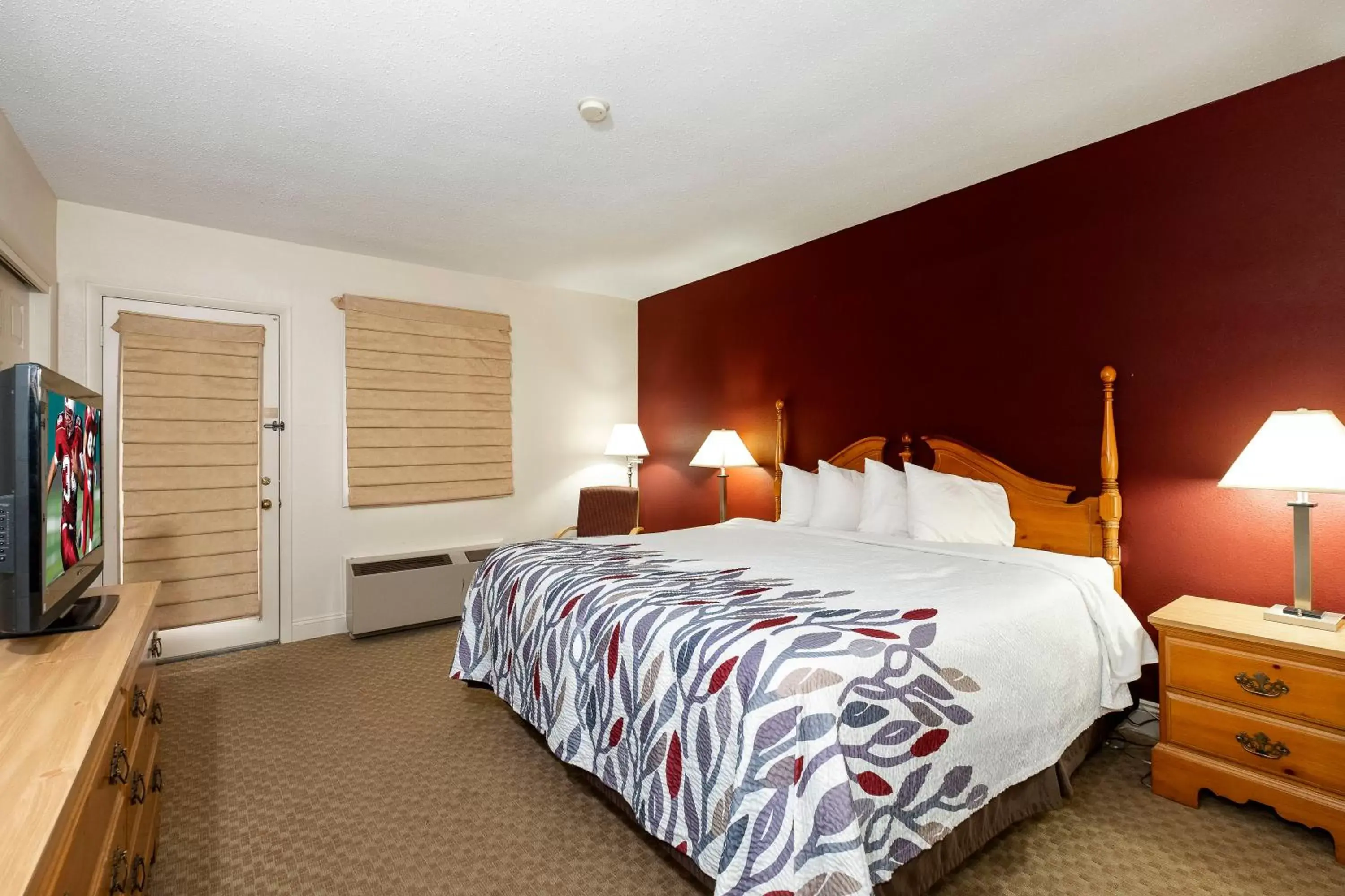 Photo of the whole room, Bed in Red Roof Inn & Suites Hazleton