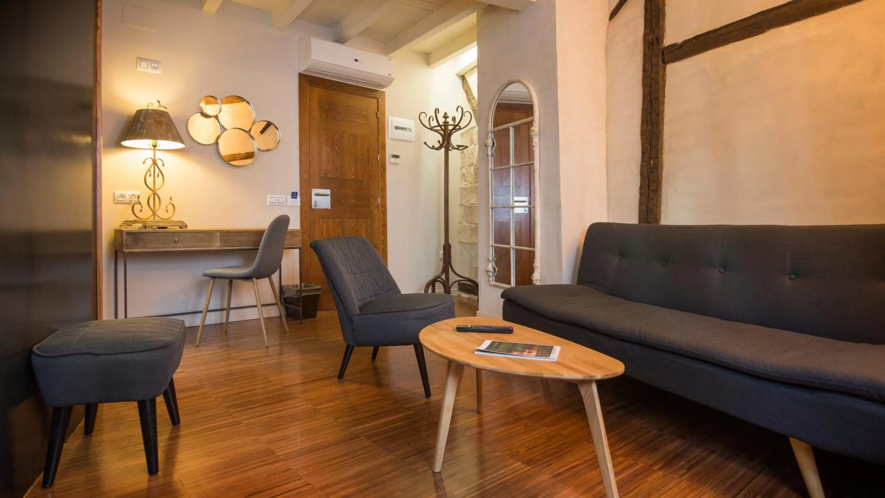 Photo of the whole room in Abad Toledo