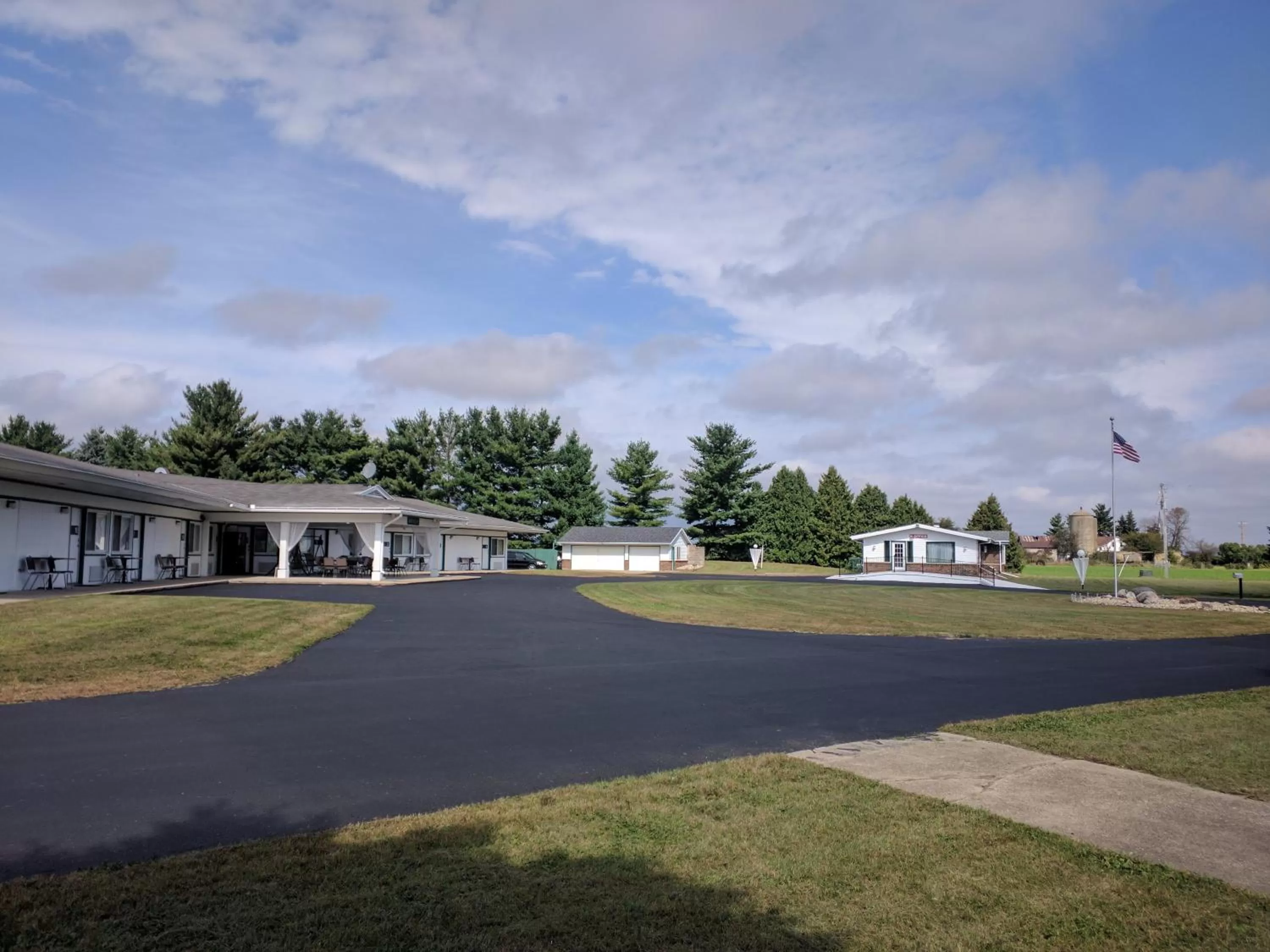 Property Building in Skyview Motel - Prairie du Sac
