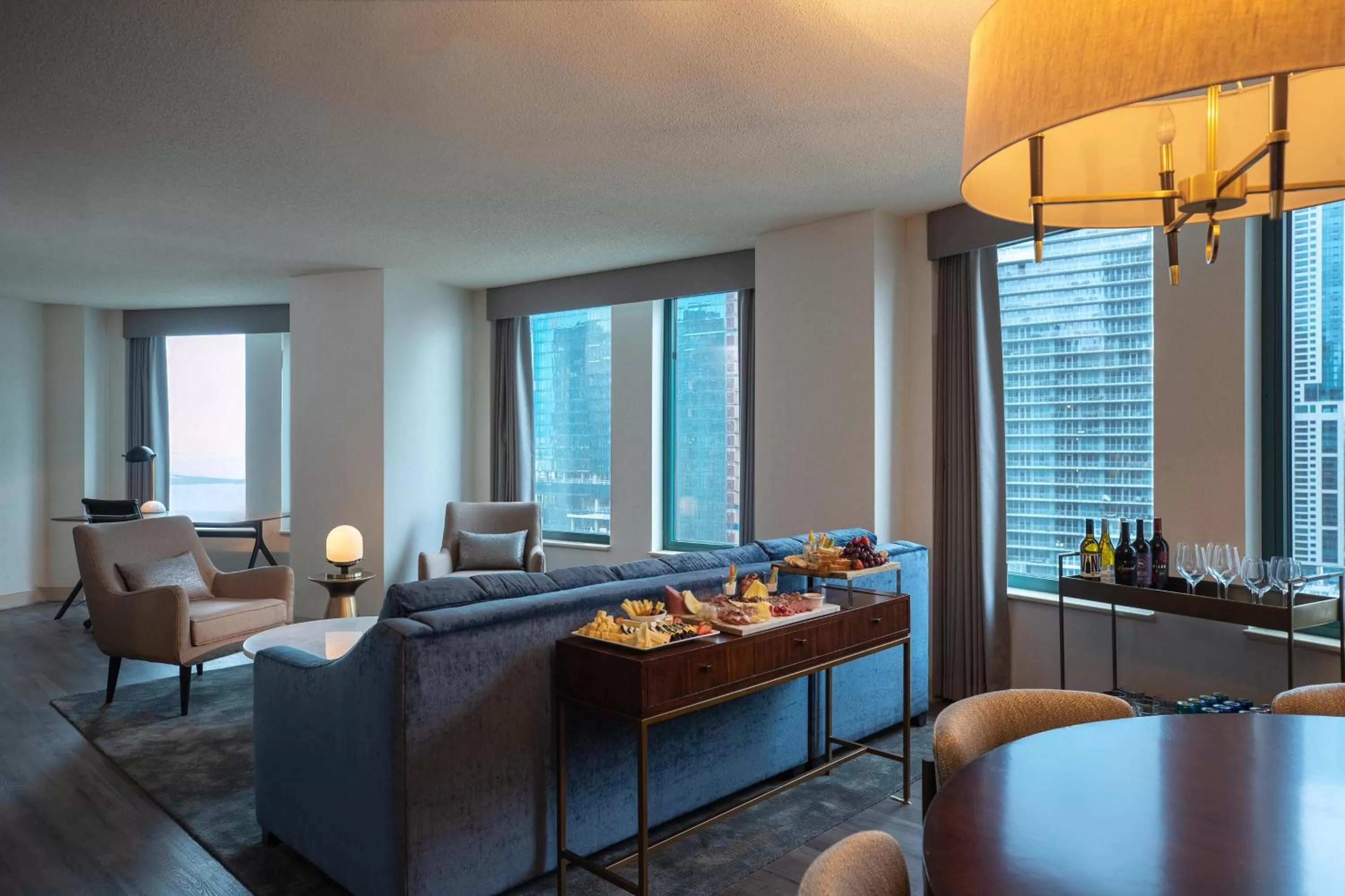 Photo of the whole room in Sheraton Grand Chicago Riverwalk