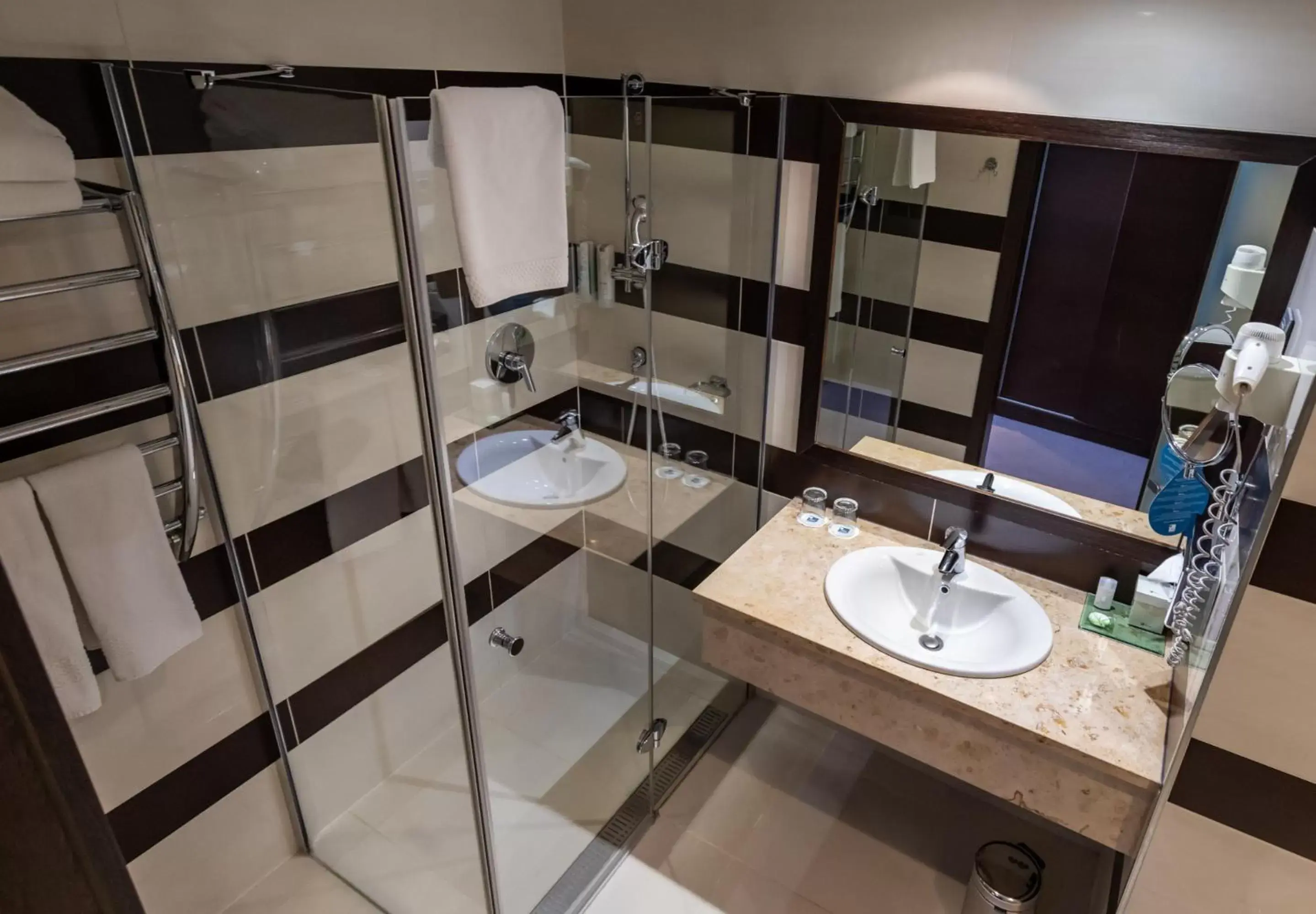 Shower, Bathroom in Aquaworld Resort Budapest