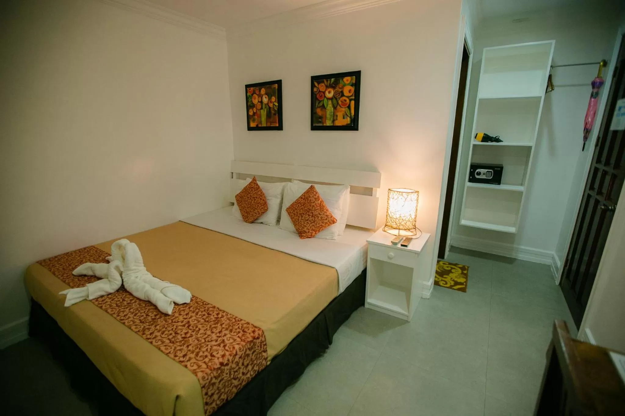 Bedroom, Bed in Kav&#x27;s Beach Resort