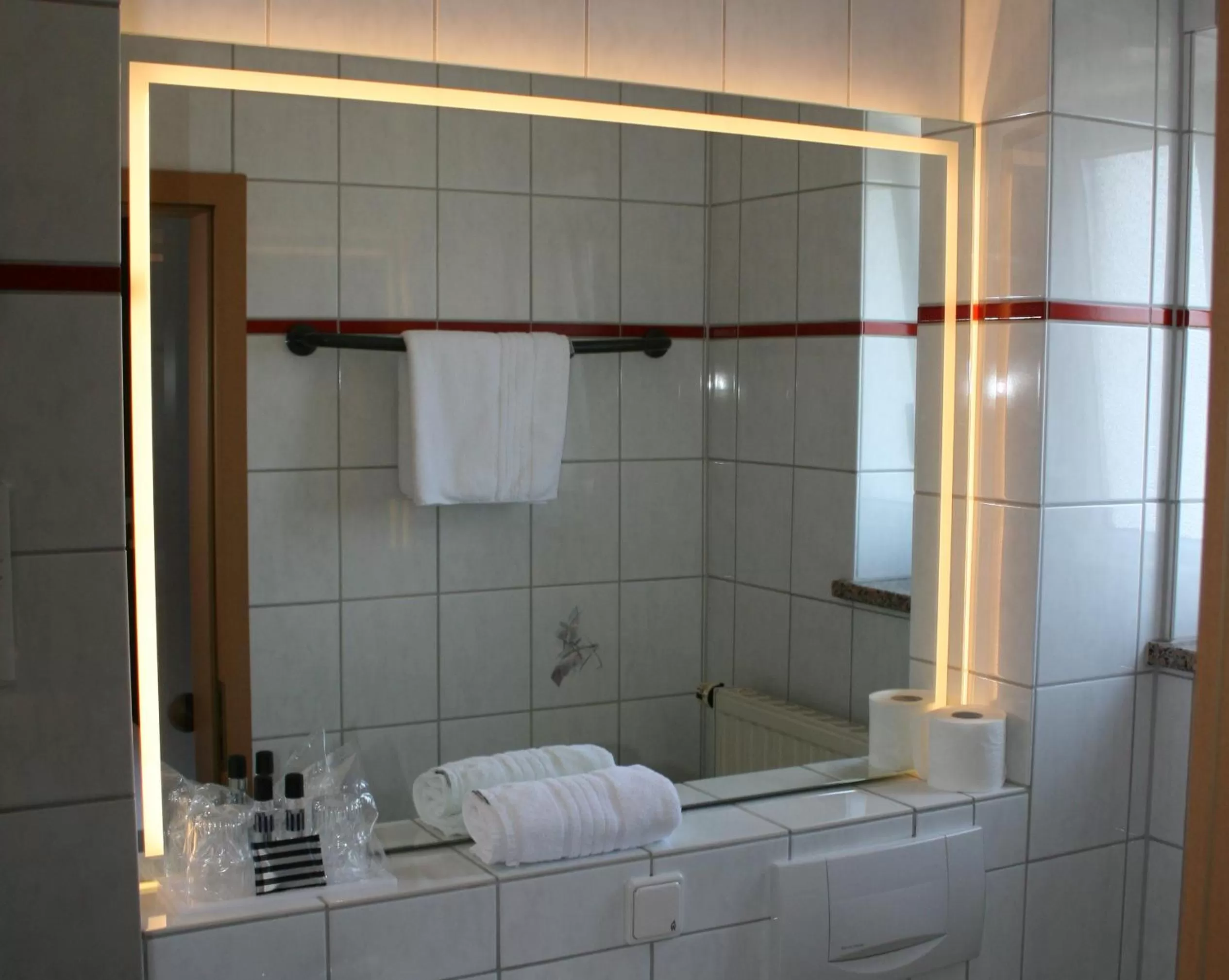 Photo of the whole room in HOTEL PARQÉO im A66