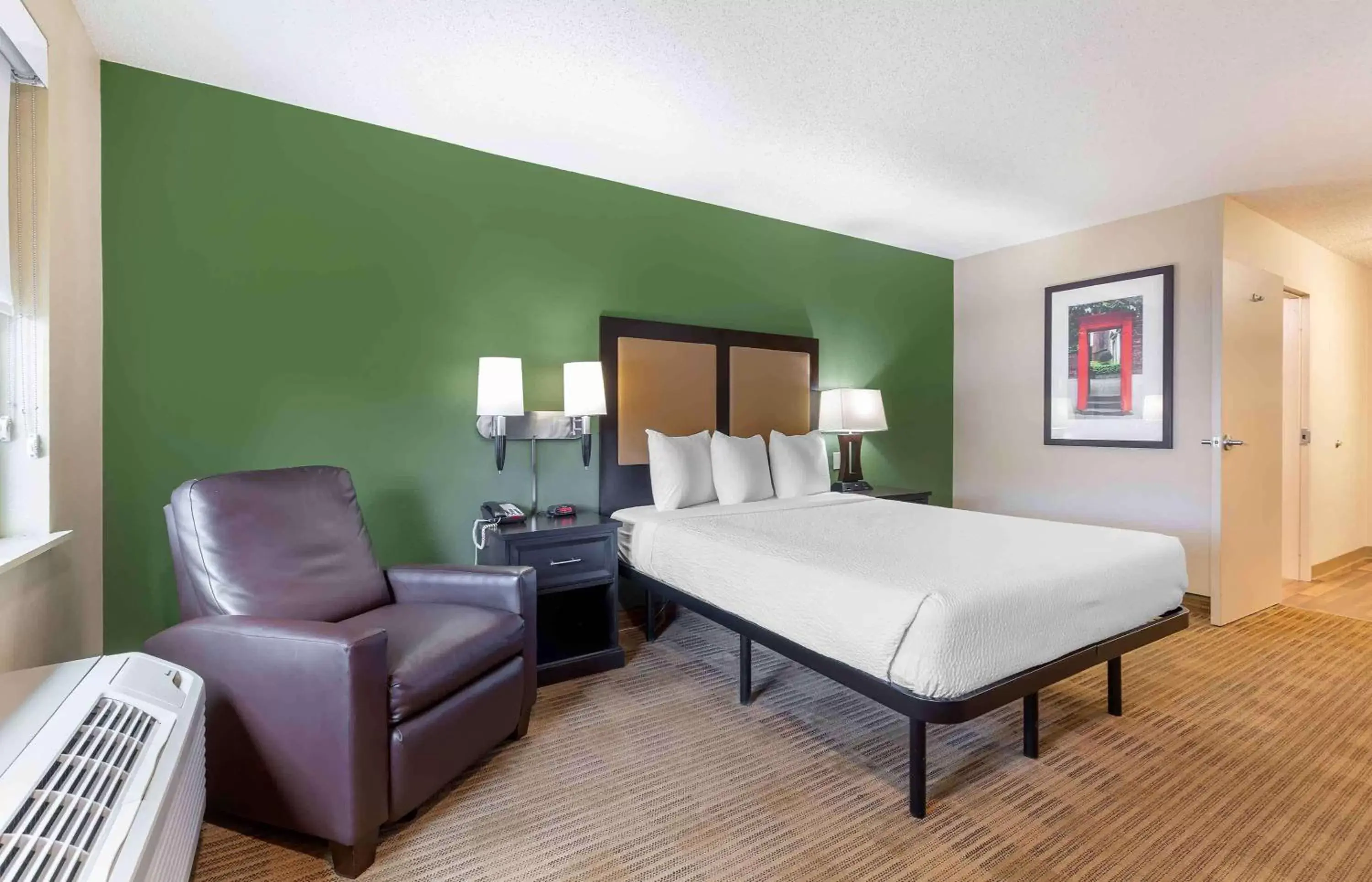 Bedroom, Bed in Extended Stay America Suites - Washington, DC - Springfield