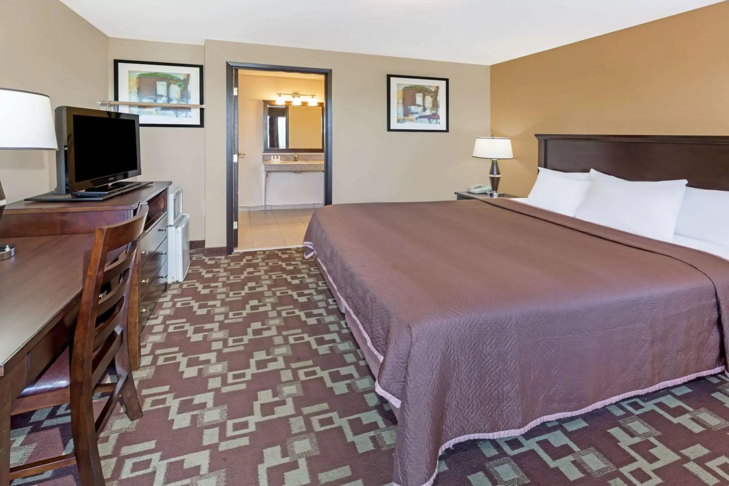 Photo of the whole room, Bed in Travelodge by Wyndham Newport Photo of the whole room, Bed in Travelodge by Wyndham Newport