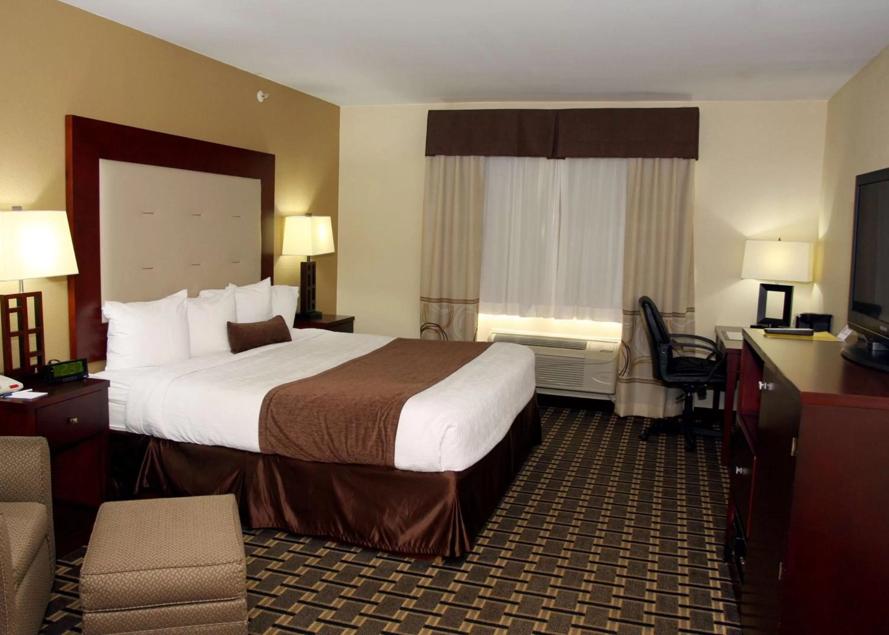 King Room - Non Smoking in Best Western Woodstock Inn