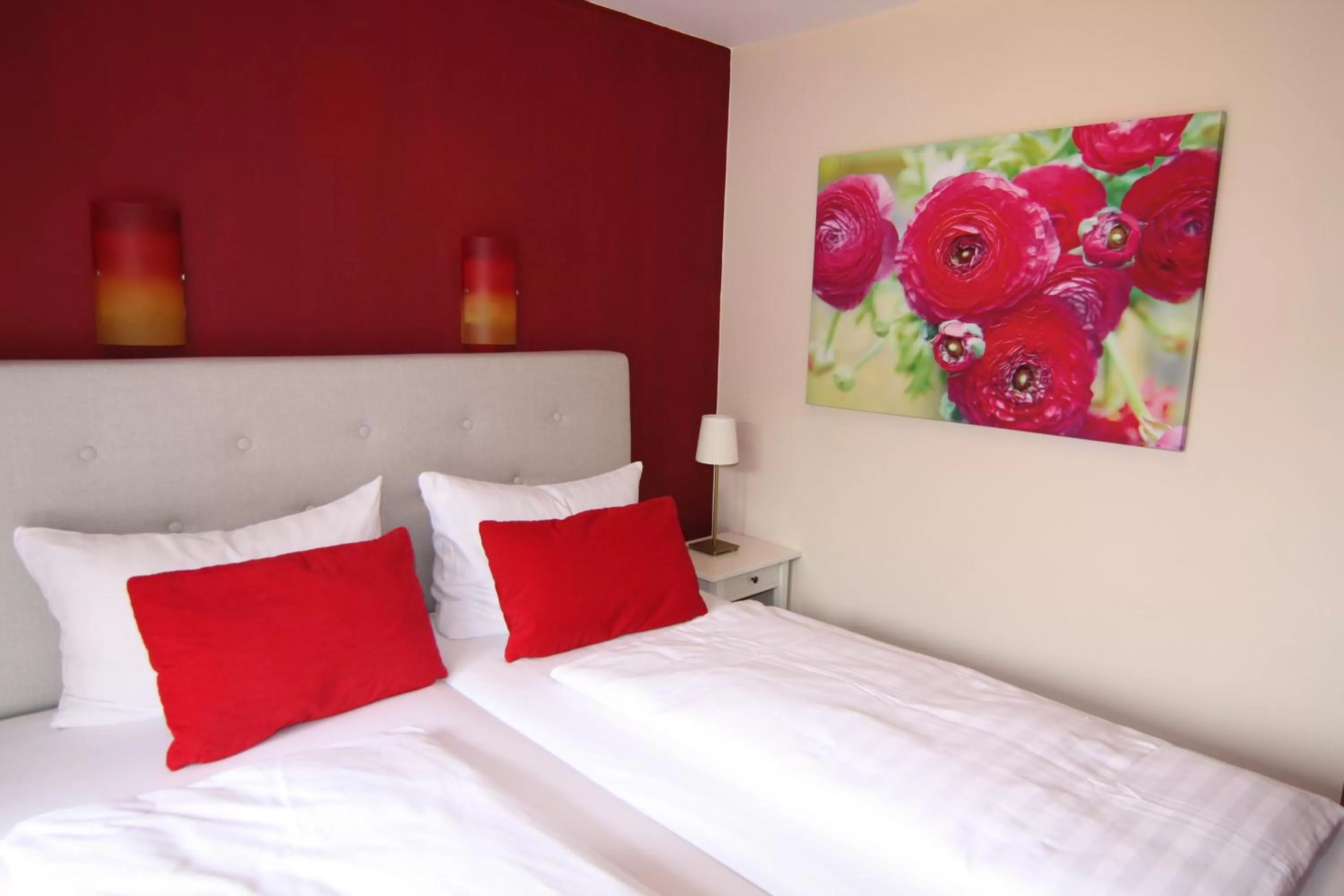 Photo of the whole room, Bed in Hotel Heddernheimer Hof