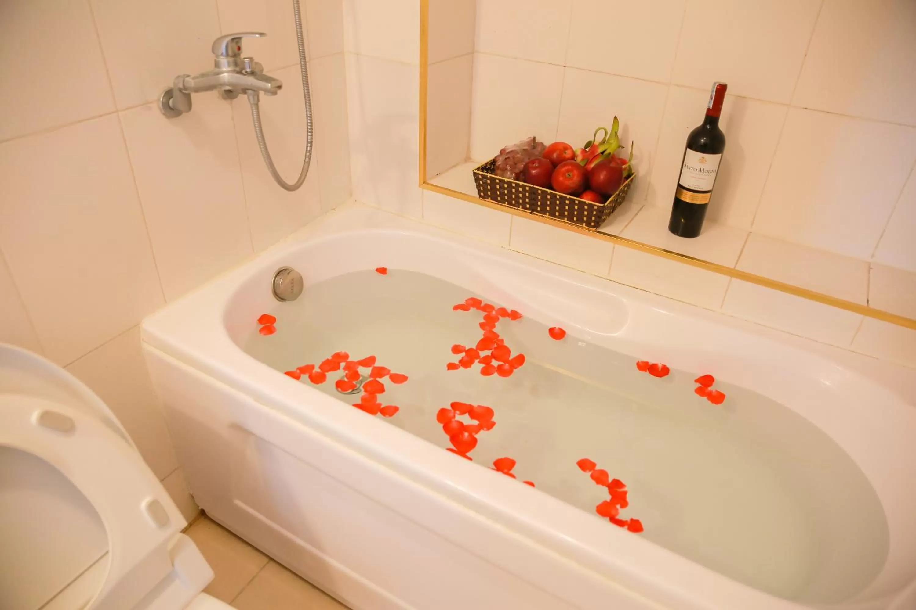 Hot Tub, Bathroom in Royal Hotel