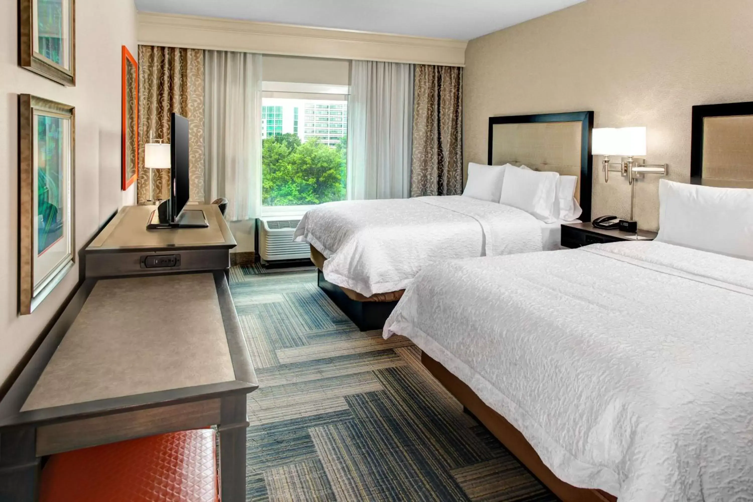 Bed in Hampton Inn & Suites by Hilton Atlanta Perimeter Dunwoody
