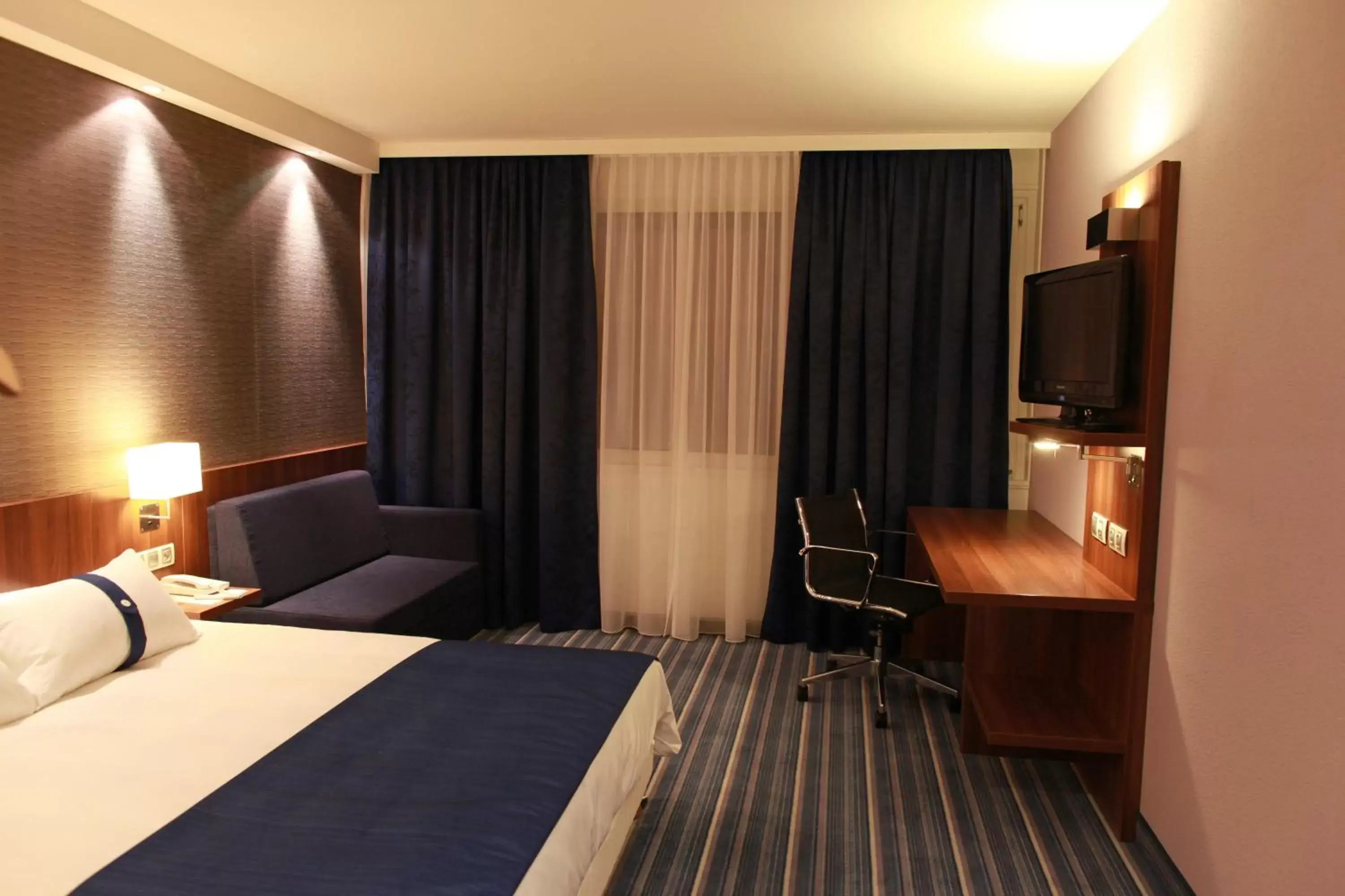 Photo of the whole room, Bed in Holiday Inn Express Strasbourg - Sud, an IHG Hotel