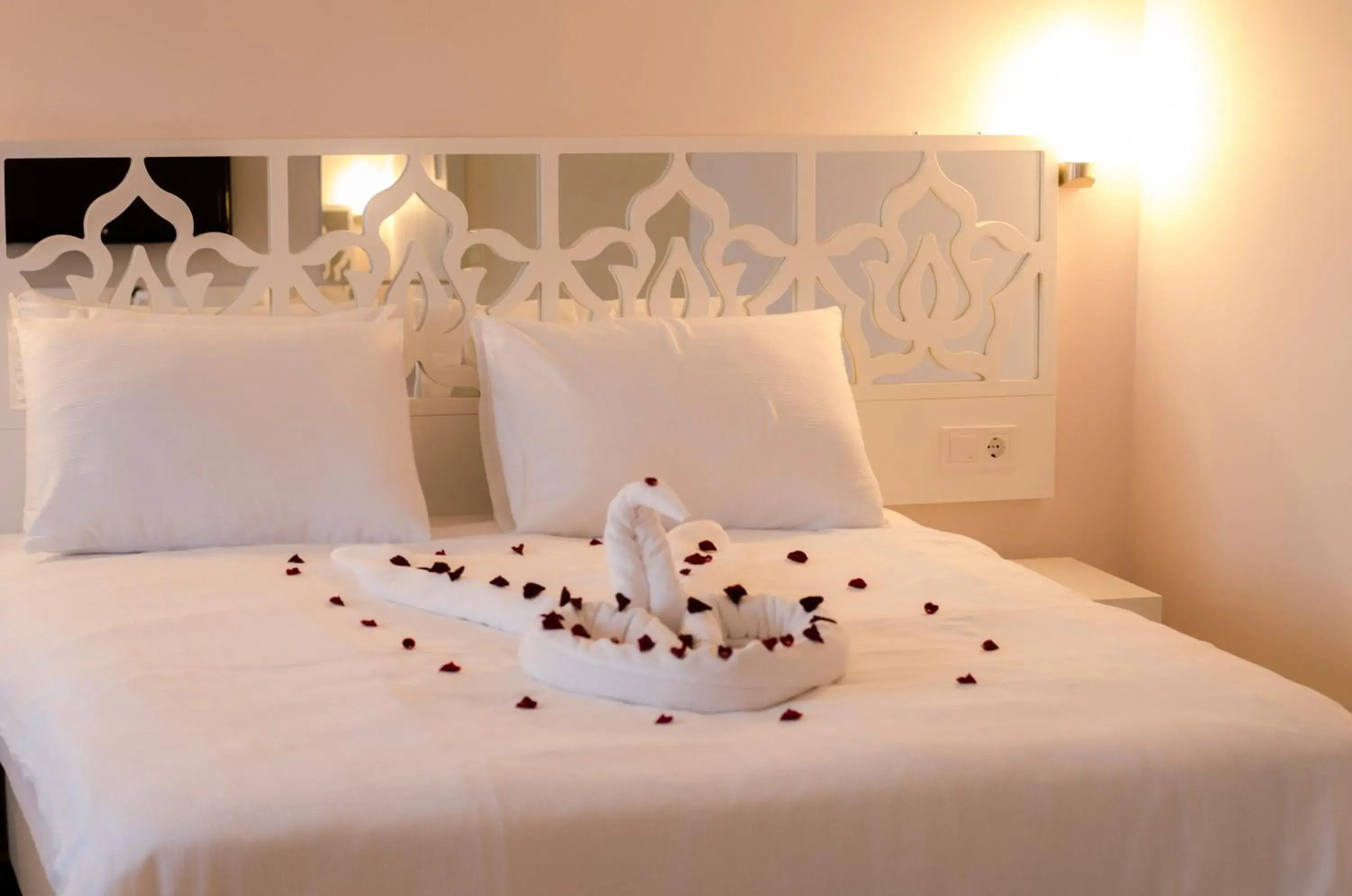 Bed in Cimenoglu Hotel