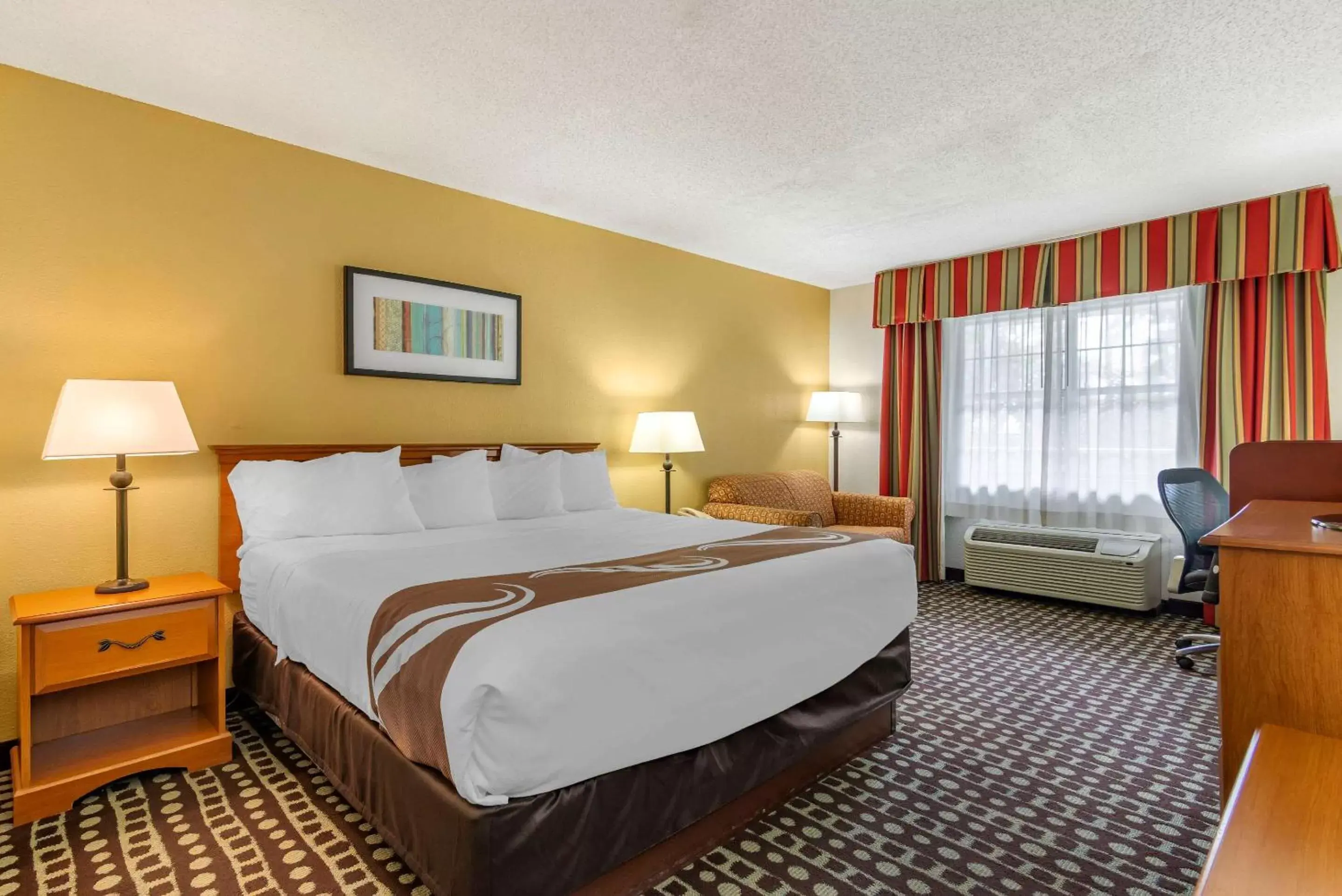 Photo of the whole room, Bed in Quality Inn Fayetteville Near Historic Downtown Square