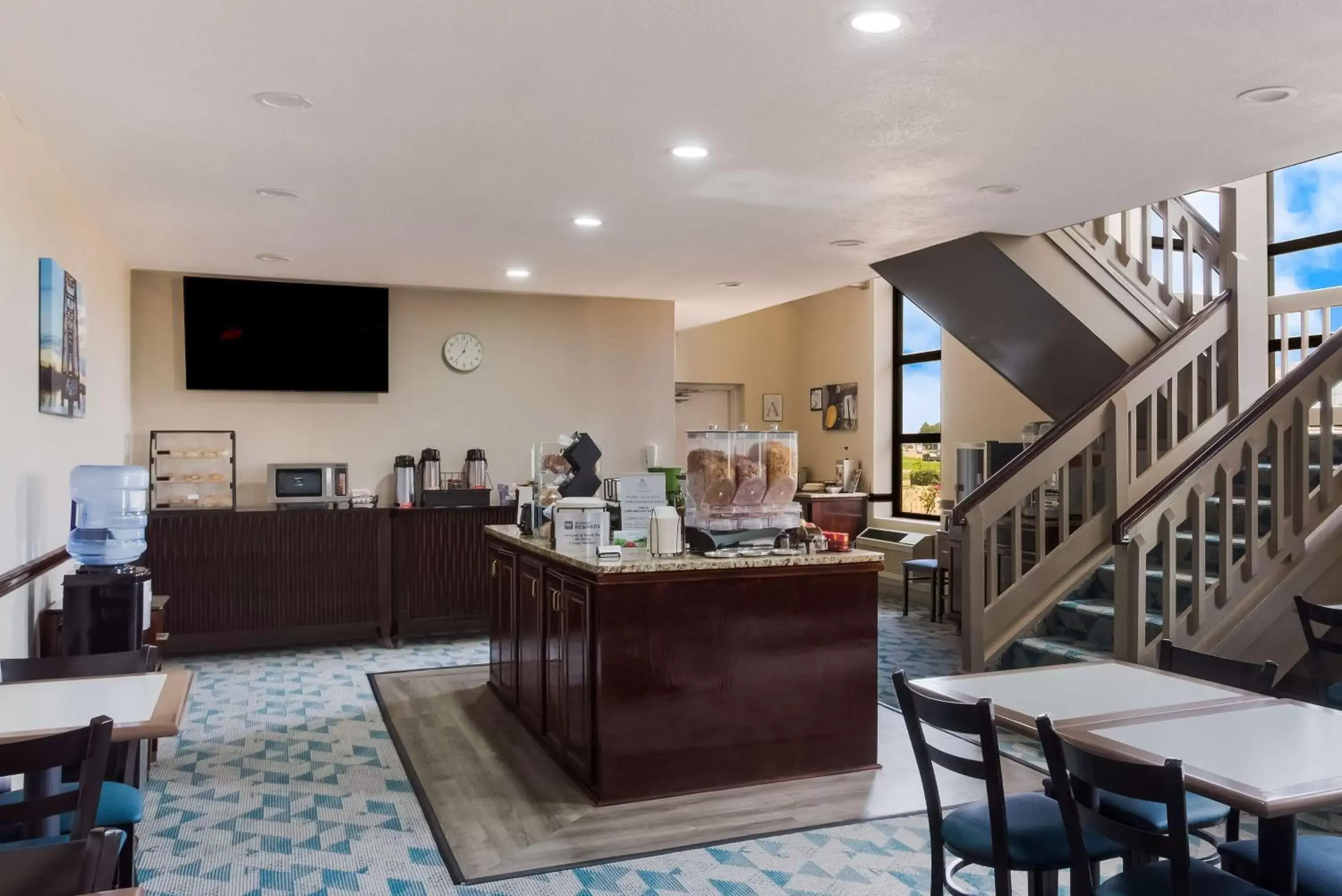Restaurant/places to eat in SureStay Plus Hotel by Best Western Greenwood