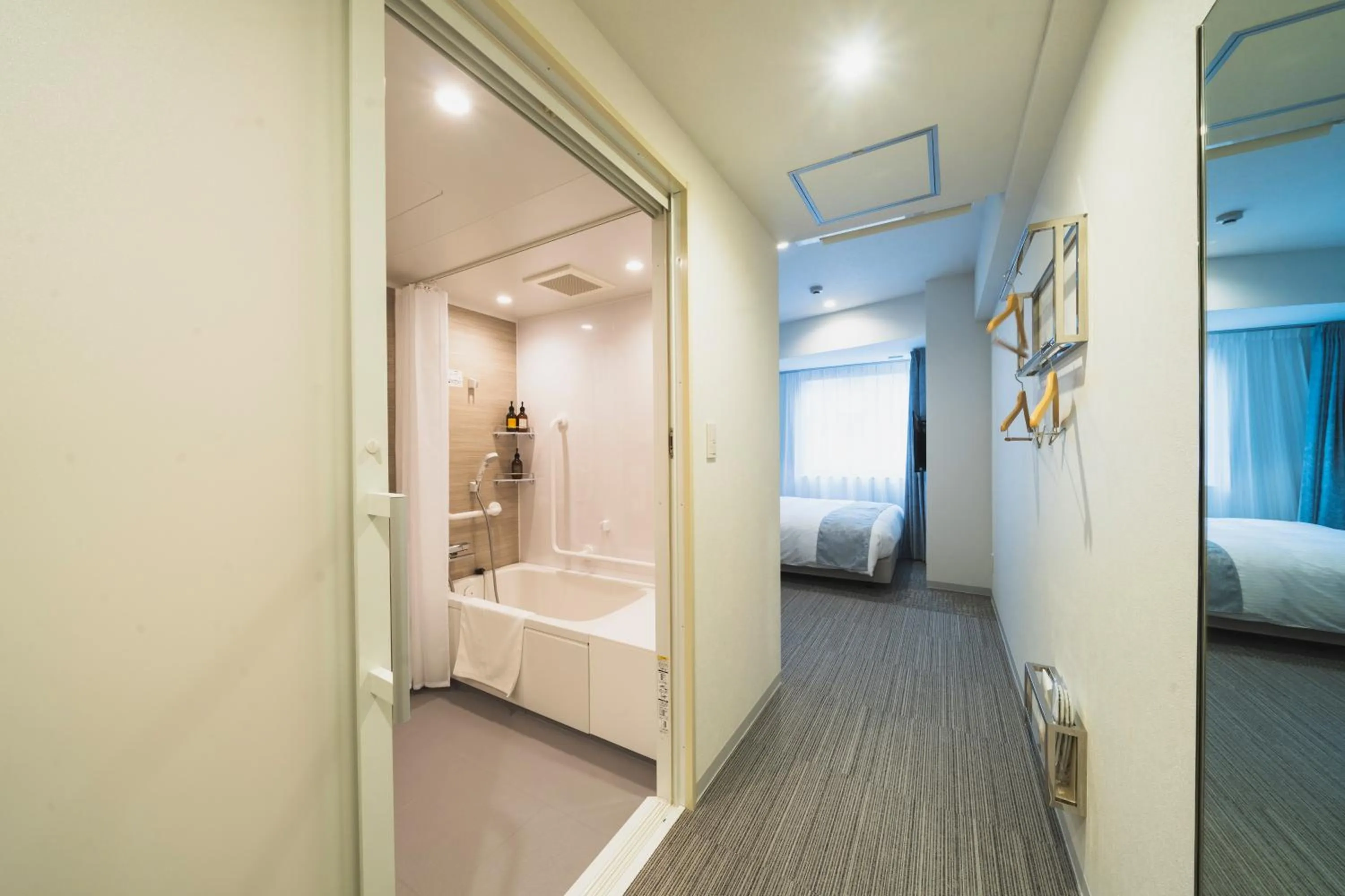 Photo of the whole room, Bed in Rembrandt Style Naha