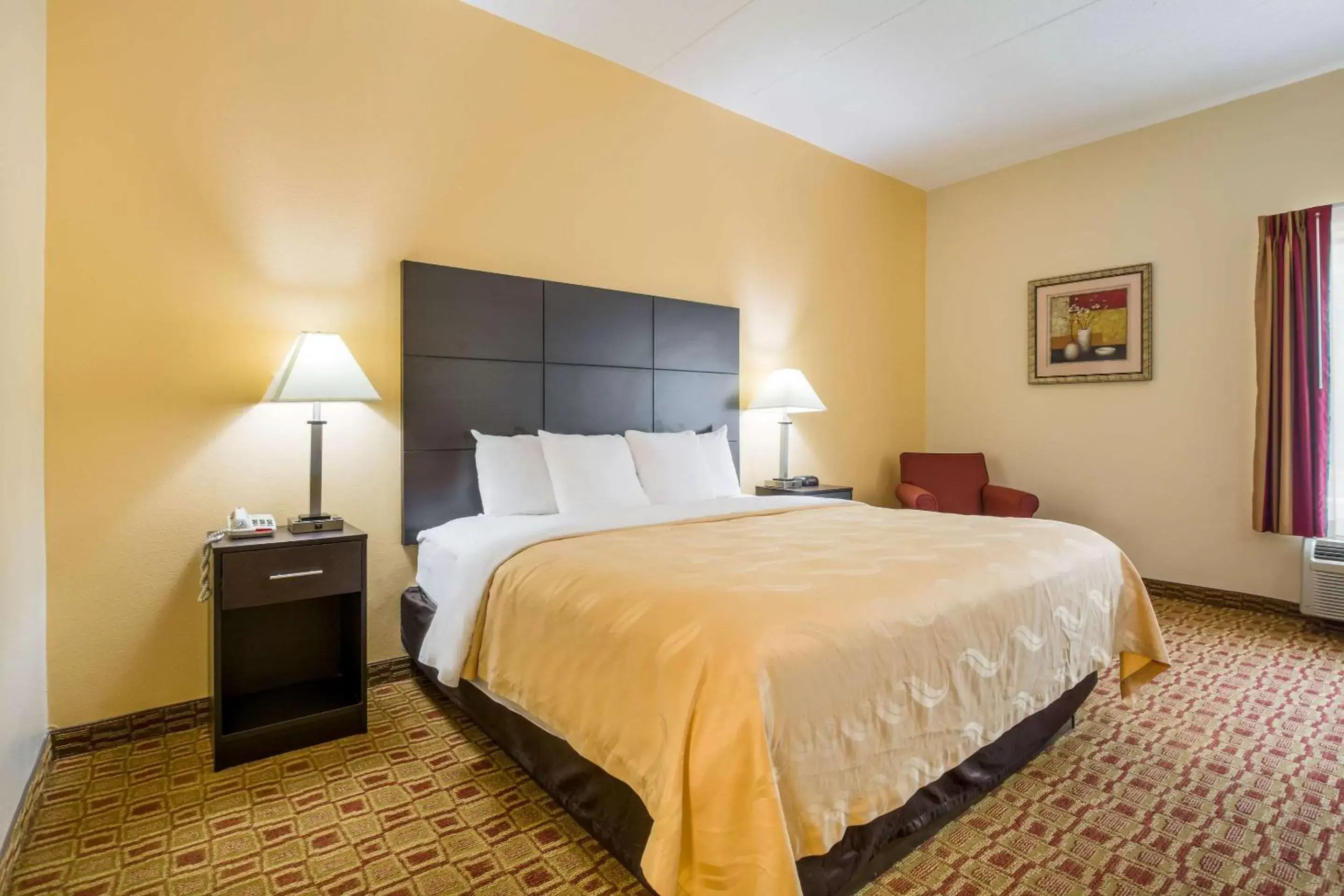 On site, Bed in Quality Inn & Suites-Sellersburg