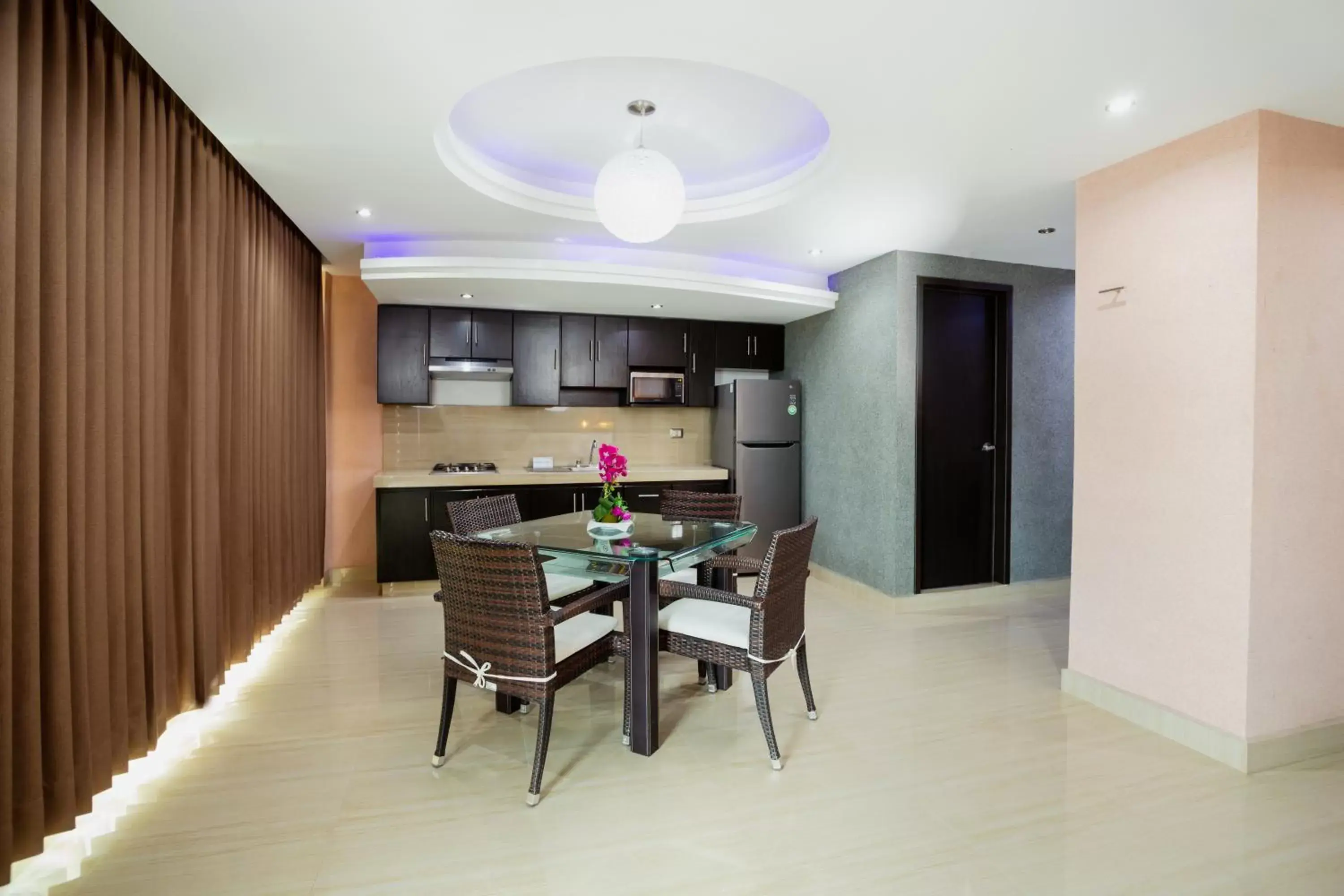 Dining Area in Hotel & Suites Country