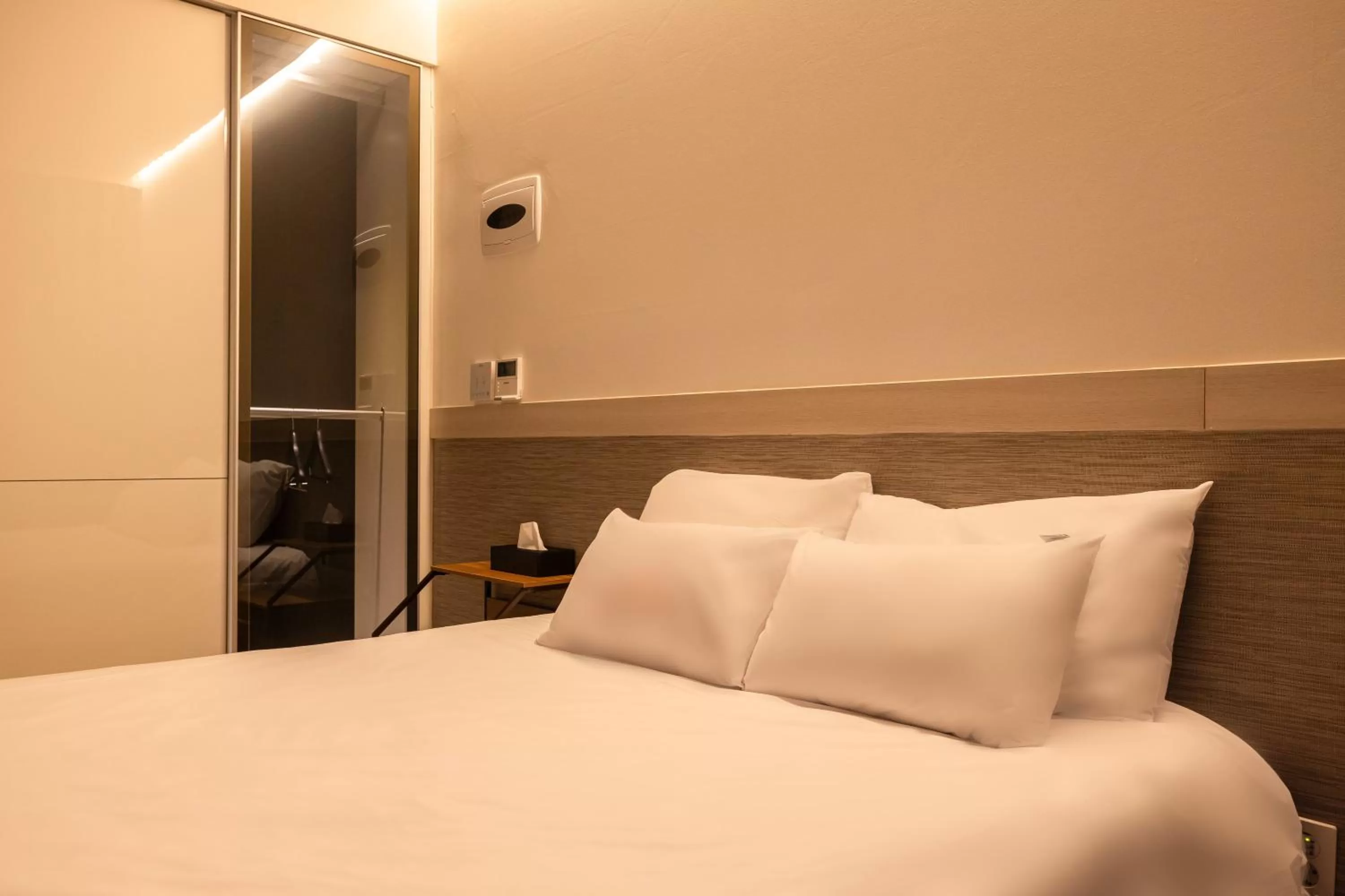 Bed in Skytop Hotel Incheon Airport