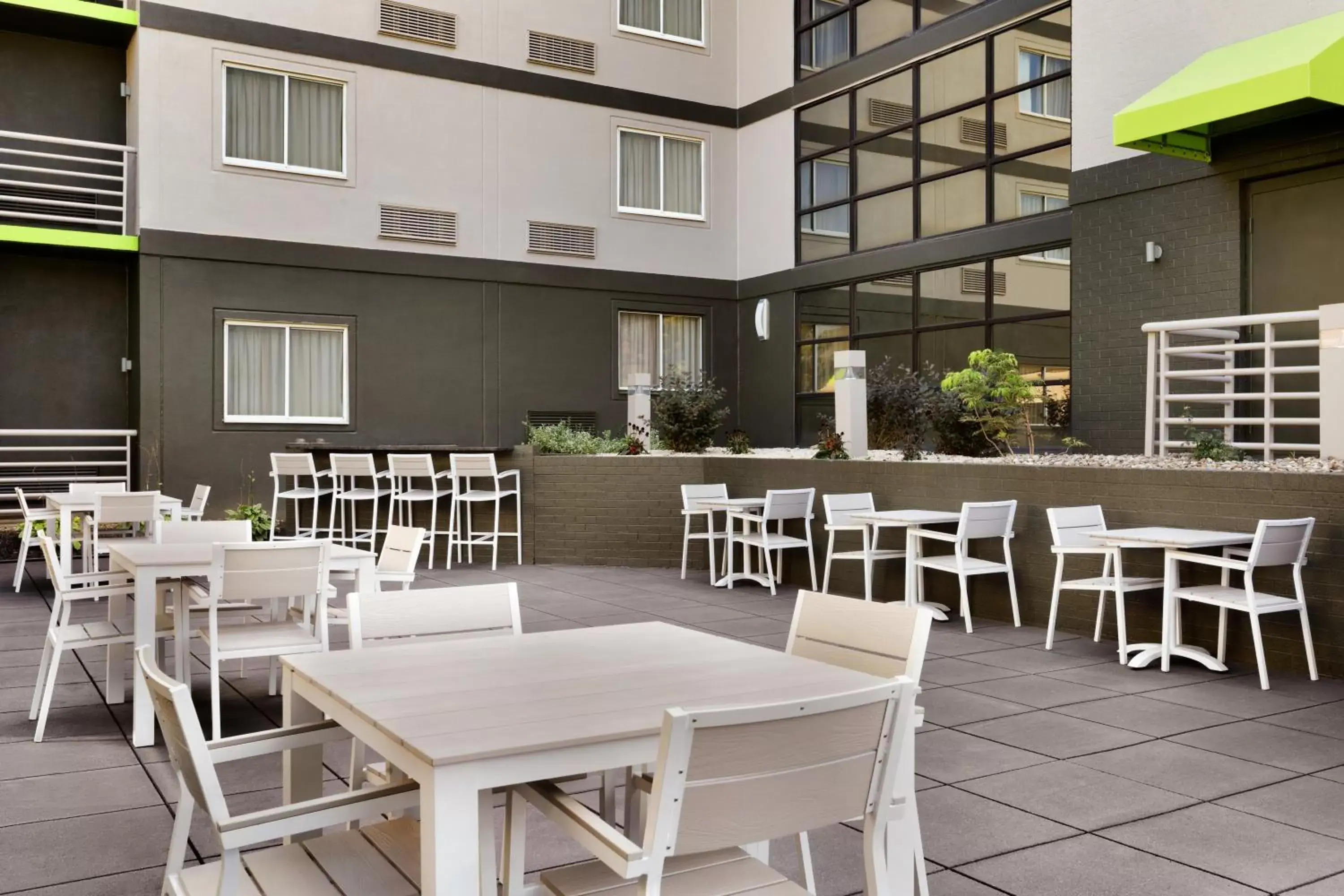 Balcony/Terrace, Restaurant/Places to Eat in Radisson Akron-Fairlawn Copley