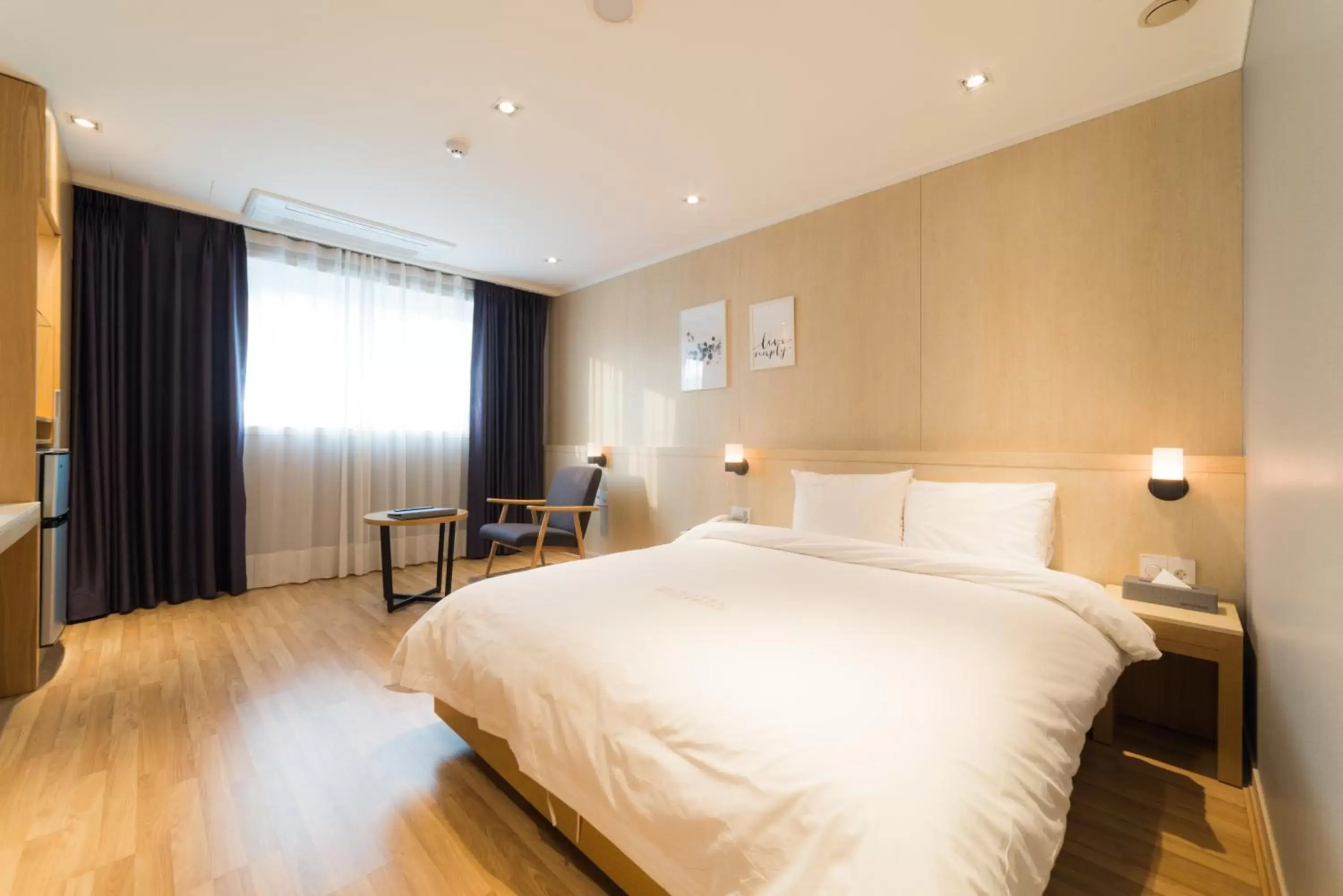 Bed in Reborn Suwon Silkroad Hotel